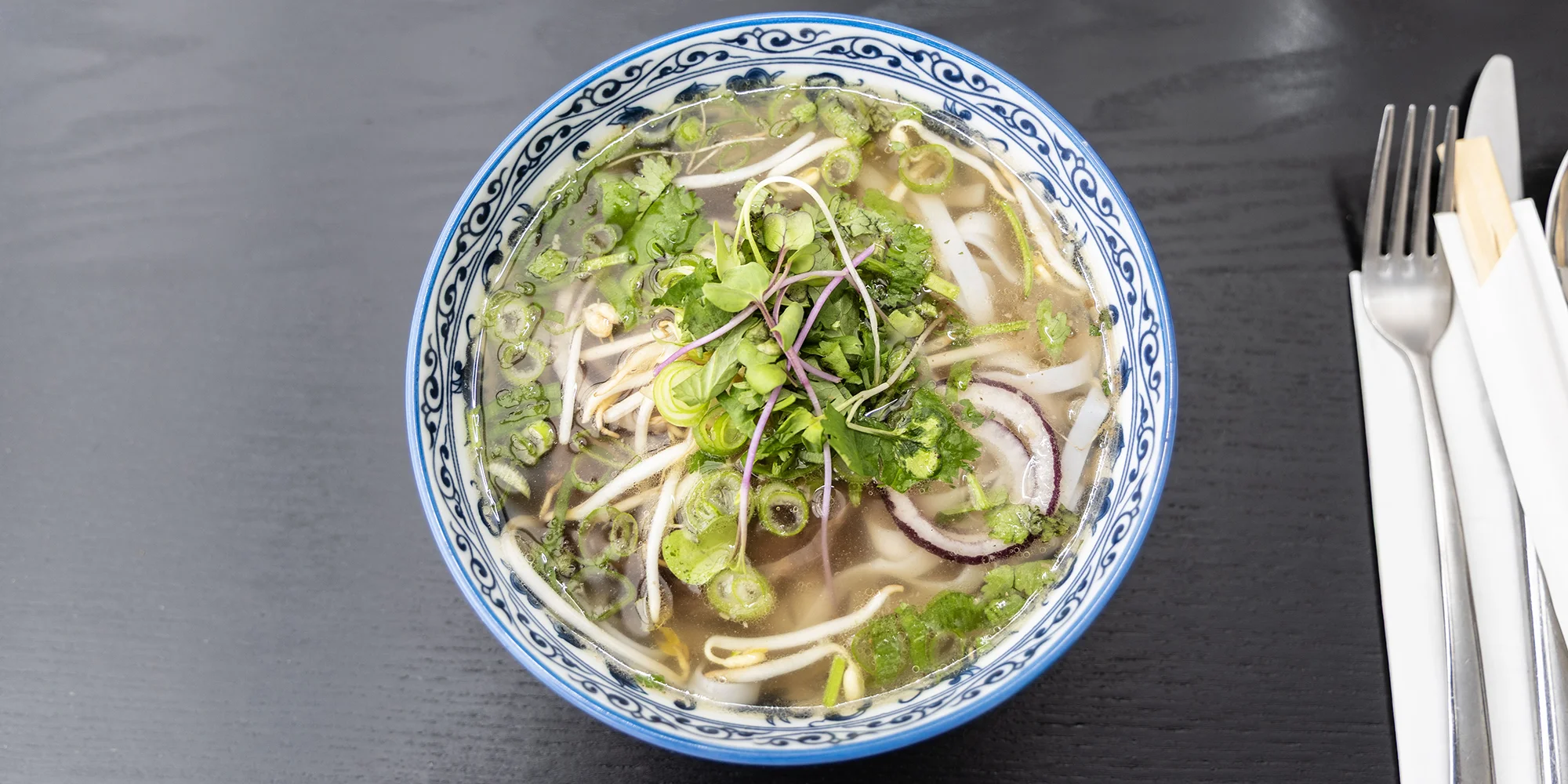 Degustační asijské menu v Litomyšli pro 2 osoby: polévka phở, krevety, knedlíčky gyoza a další