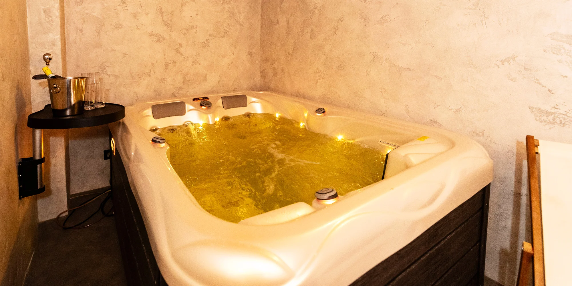 Privátní vířivka na 60 min. s láhví prosecca nebo na 90 min. se sushi pro dva