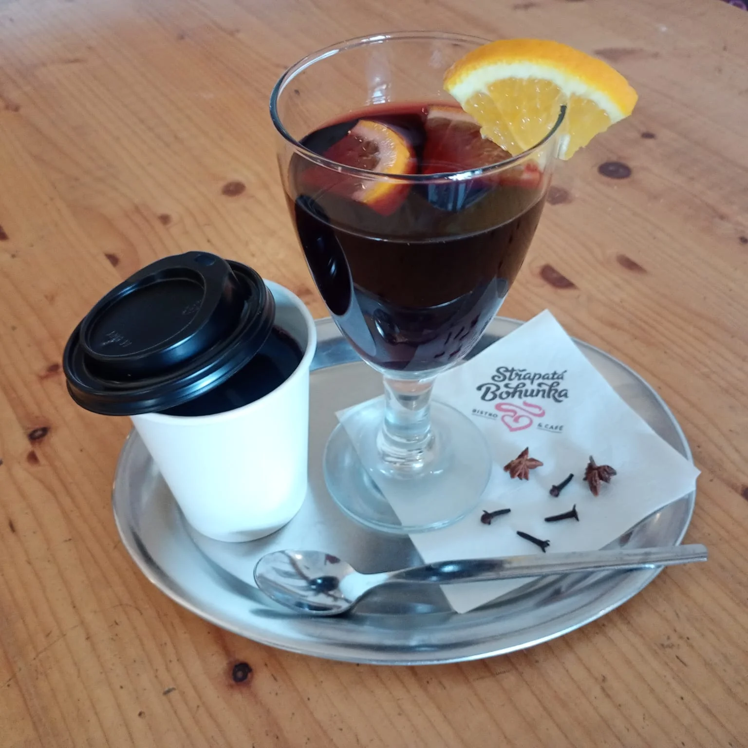 Svařák nebo punč v srdci města: různé příchutě i oblíbená klasika