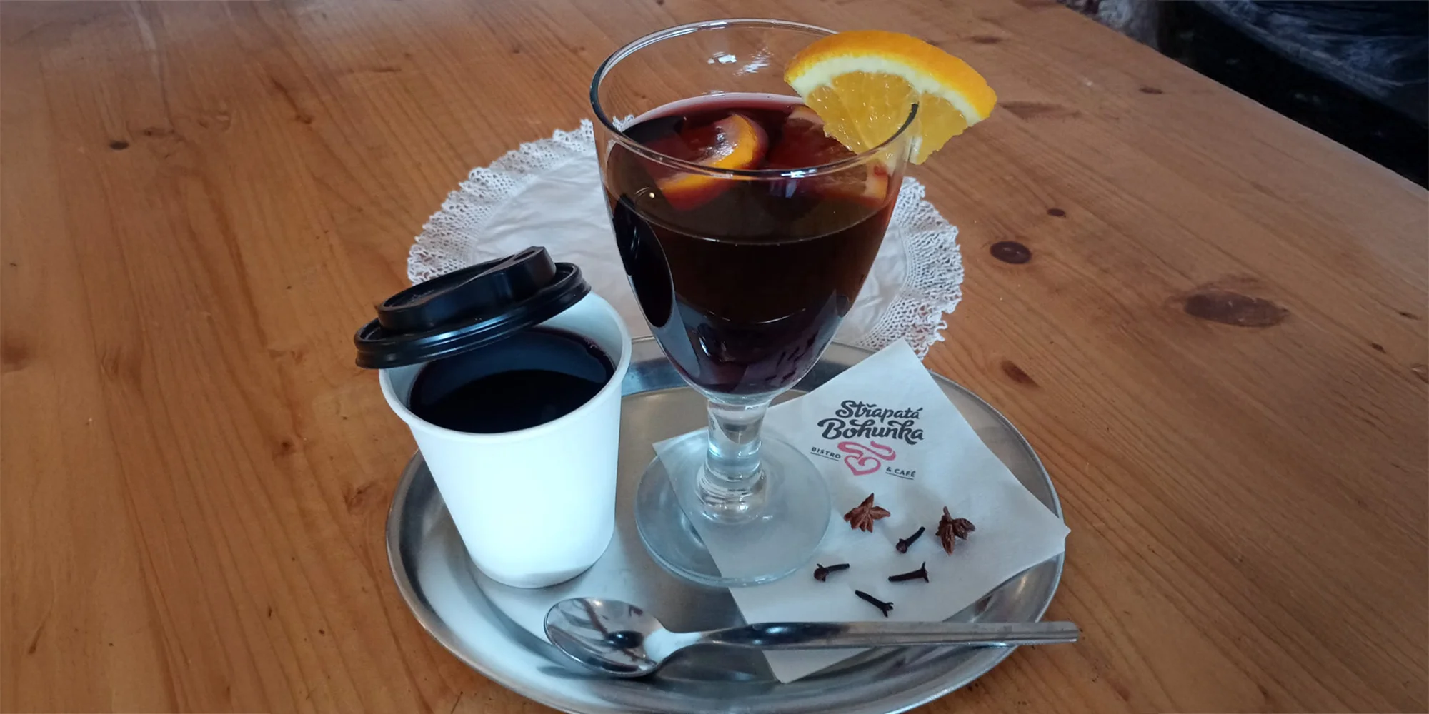 Svařák nebo punč v srdci města: různé příchutě i oblíbená klasika