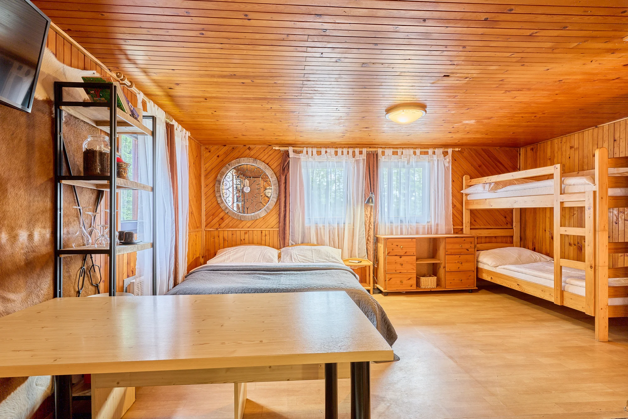 Krásný resort u lesní plovárny v Mladých Bukách na úpatí Krkonoš: koupání, turistika i lyžování na dosah