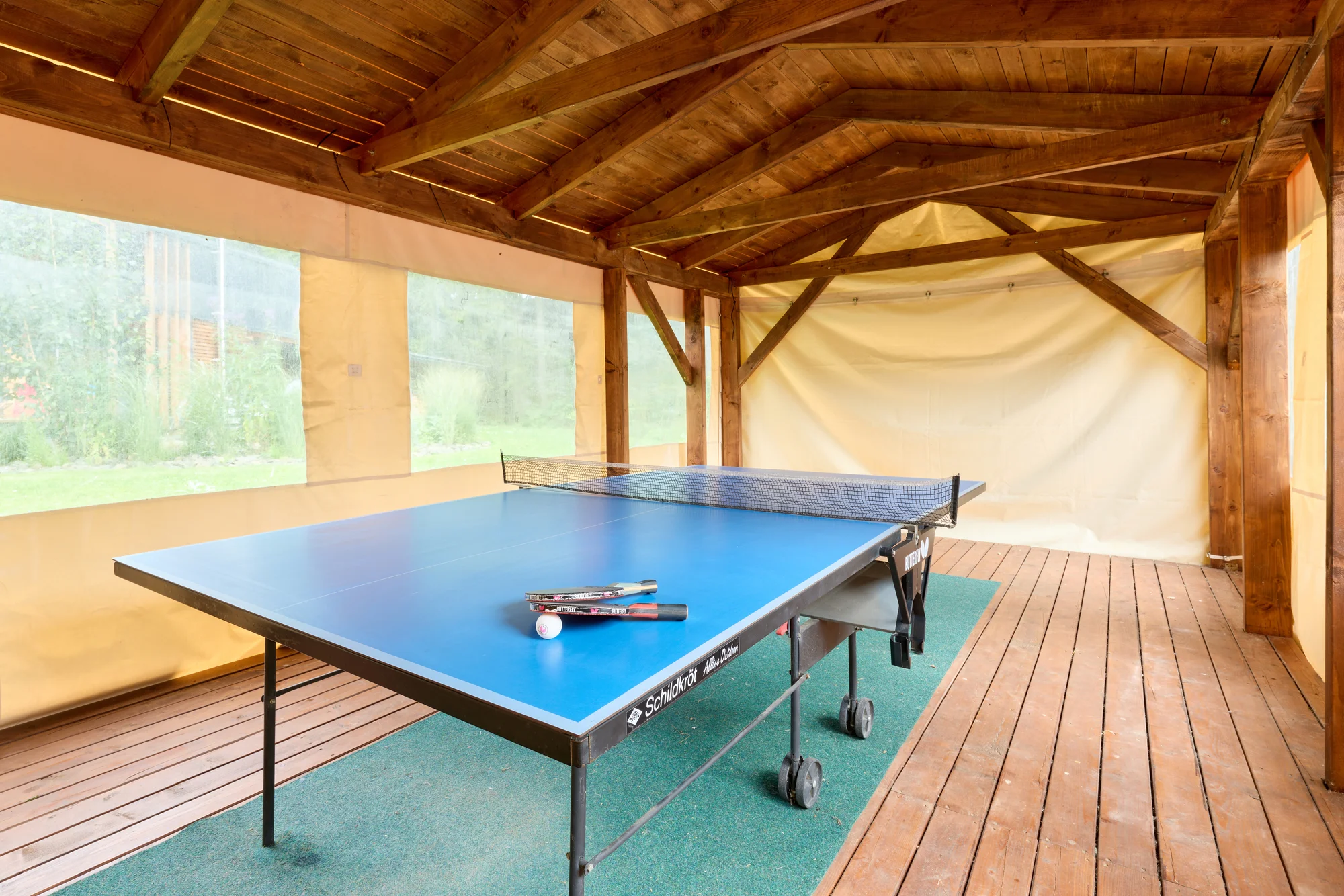 Krásný resort u lesní plovárny v Mladých Bukách na úpatí Krkonoš: koupání, turistika i lyžování na dosah