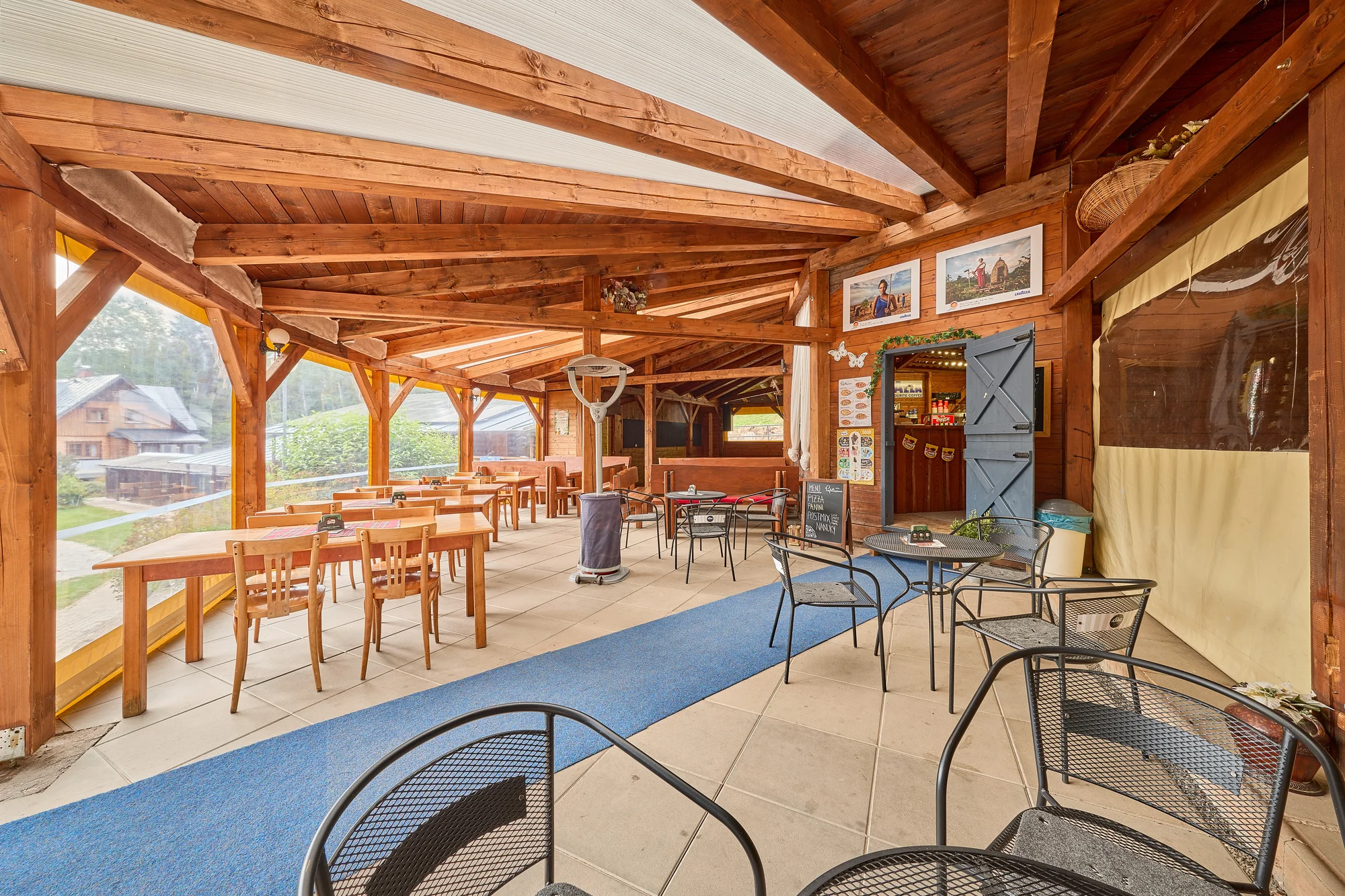 Krásný resort u lesní plovárny v Mladých Bukách na úpatí Krkonoš: koupání, turistika i lyžování na dosah