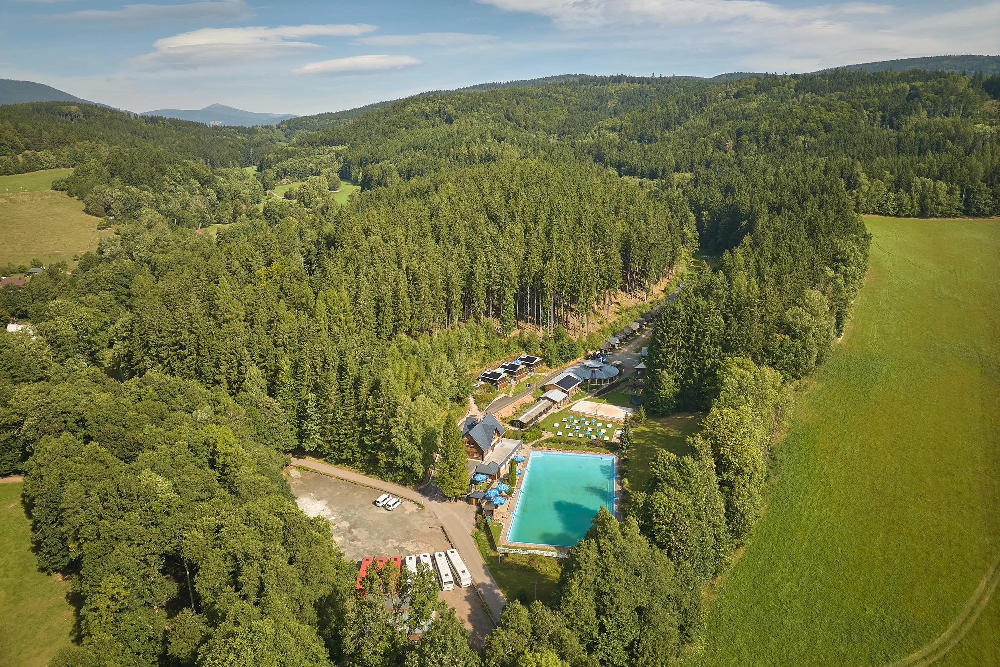 Krásný resort u lesní plovárny v Mladých Bukách na úpatí Krkonoš: koupání, turistika i lyžování na dosah