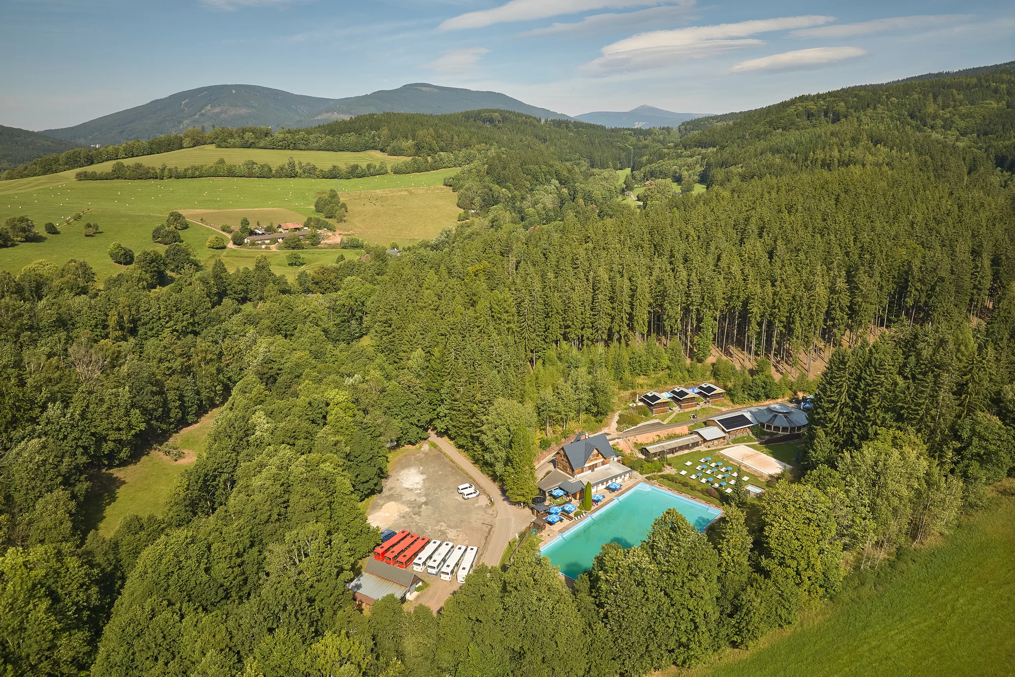 Krásný resort u lesní plovárny v Mladých Bukách na úpatí Krkonoš: koupání, turistika i lyžování na dosah