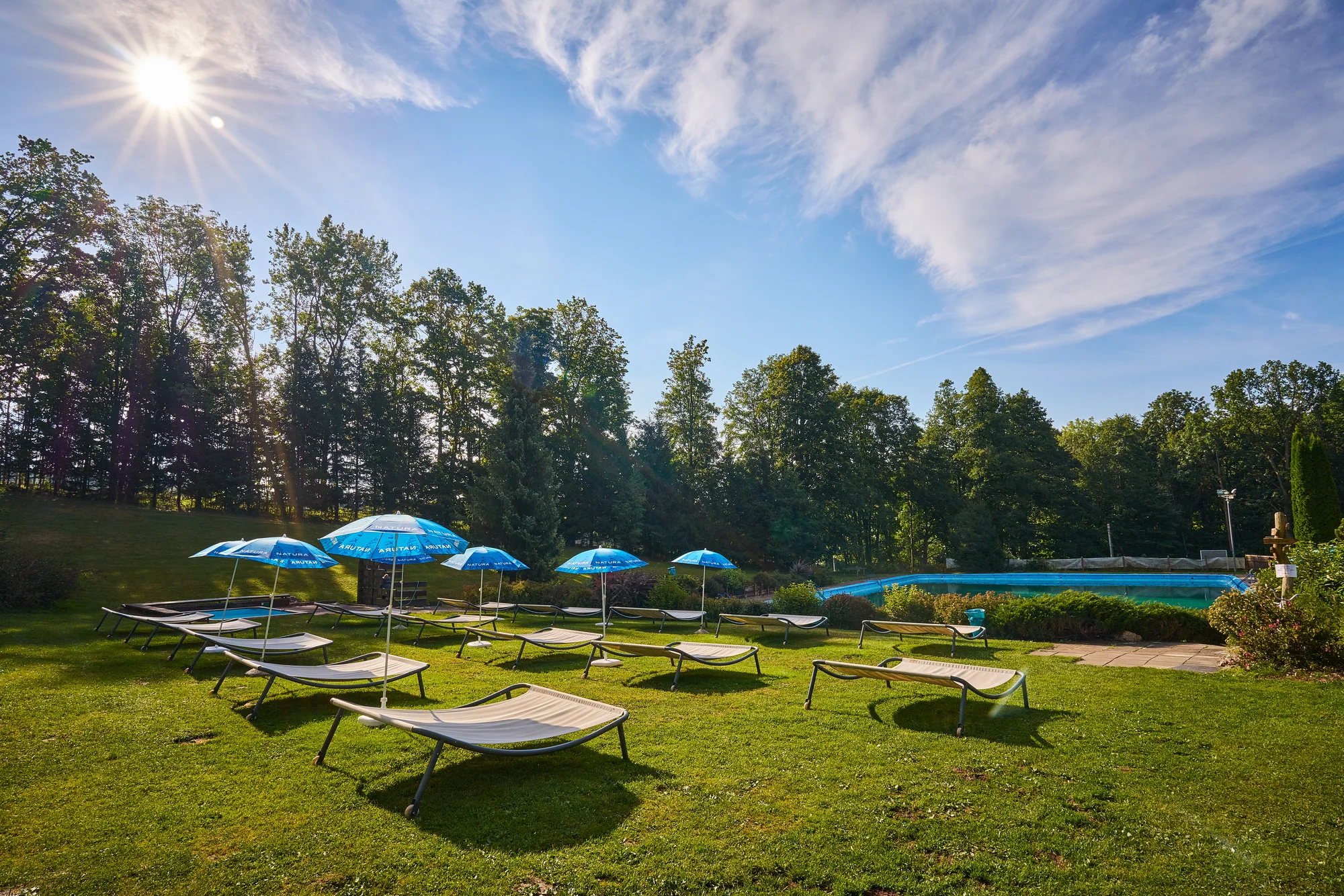 Krásný resort u lesní plovárny v Mladých Bukách na úpatí Krkonoš: koupání, turistika i lyžování na dosah