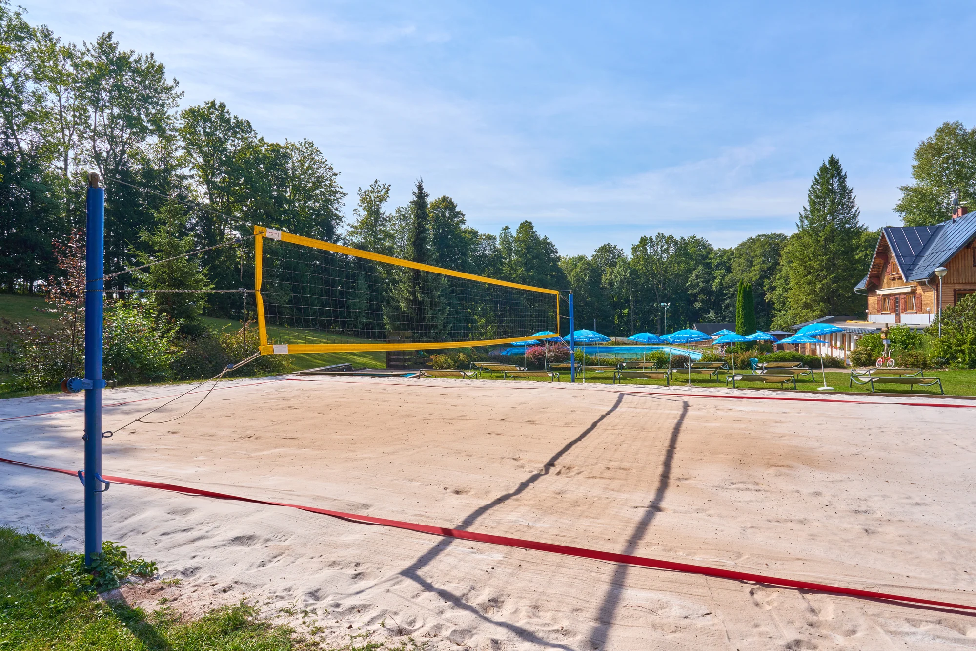 Krásný resort u lesní plovárny v Mladých Bukách na úpatí Krkonoš: koupání, turistika i lyžování na dosah