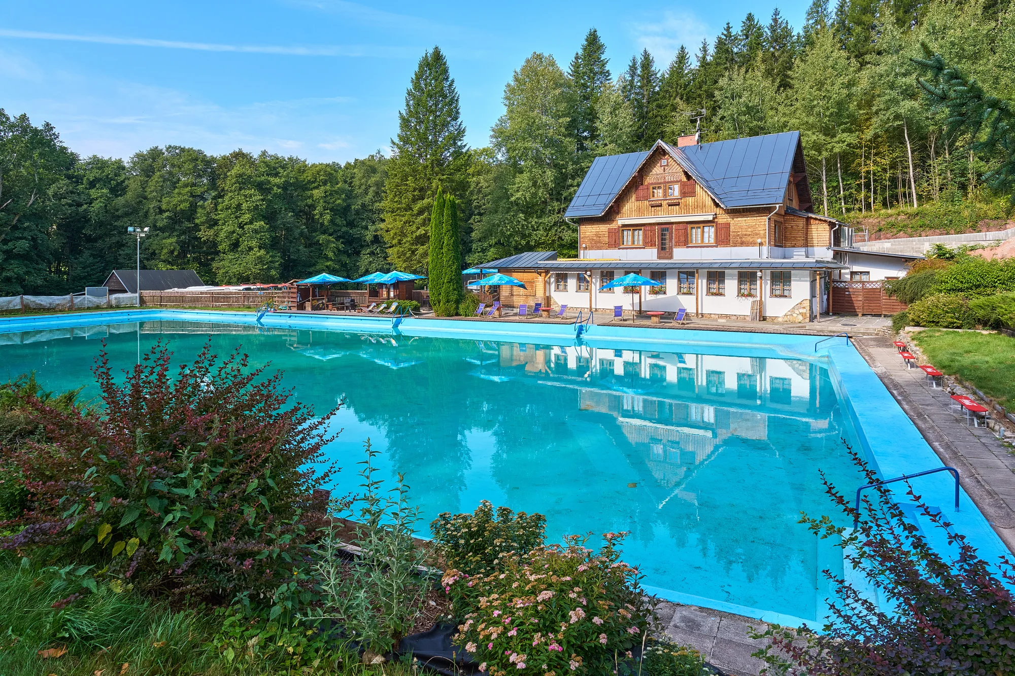 Krásný resort u lesní plovárny v Mladých Bukách na úpatí Krkonoš: koupání, turistika i lyžování na dosah