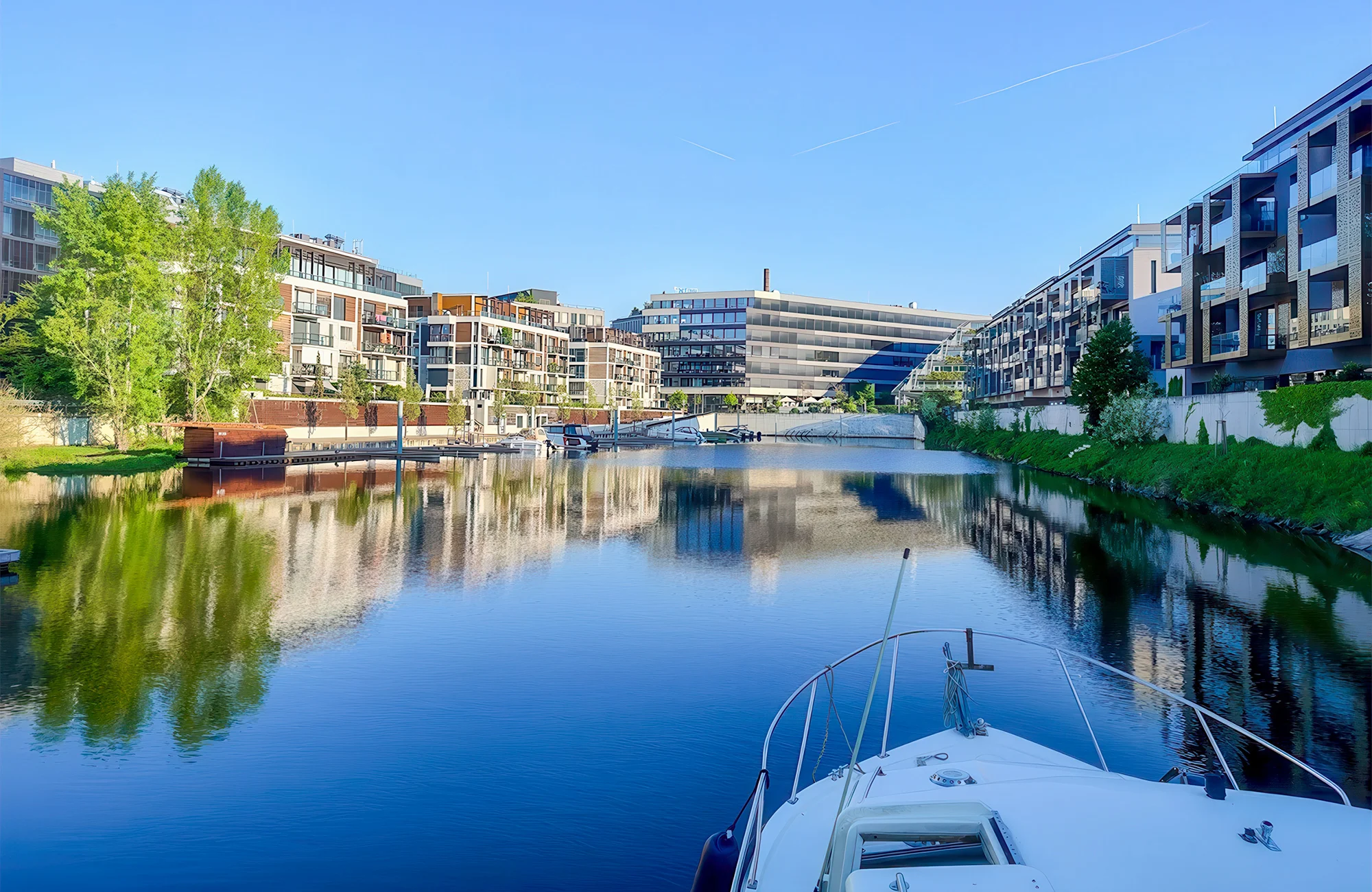 Zážitková plavba po Vltavě do Roztok a zpět: staňte se kapitánem na den