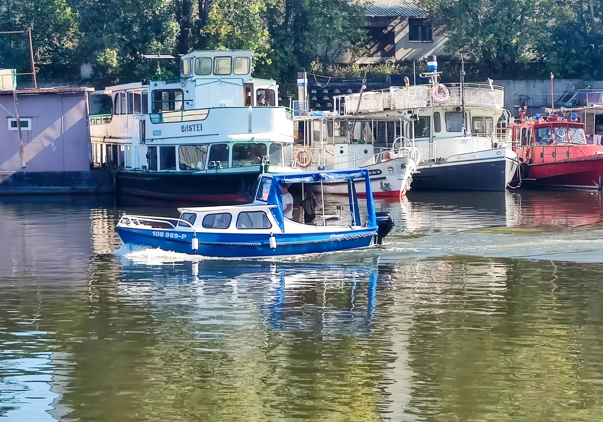 Zážitková plavba po Vltavě do Roztok a zpět: staňte se kapitánem na den