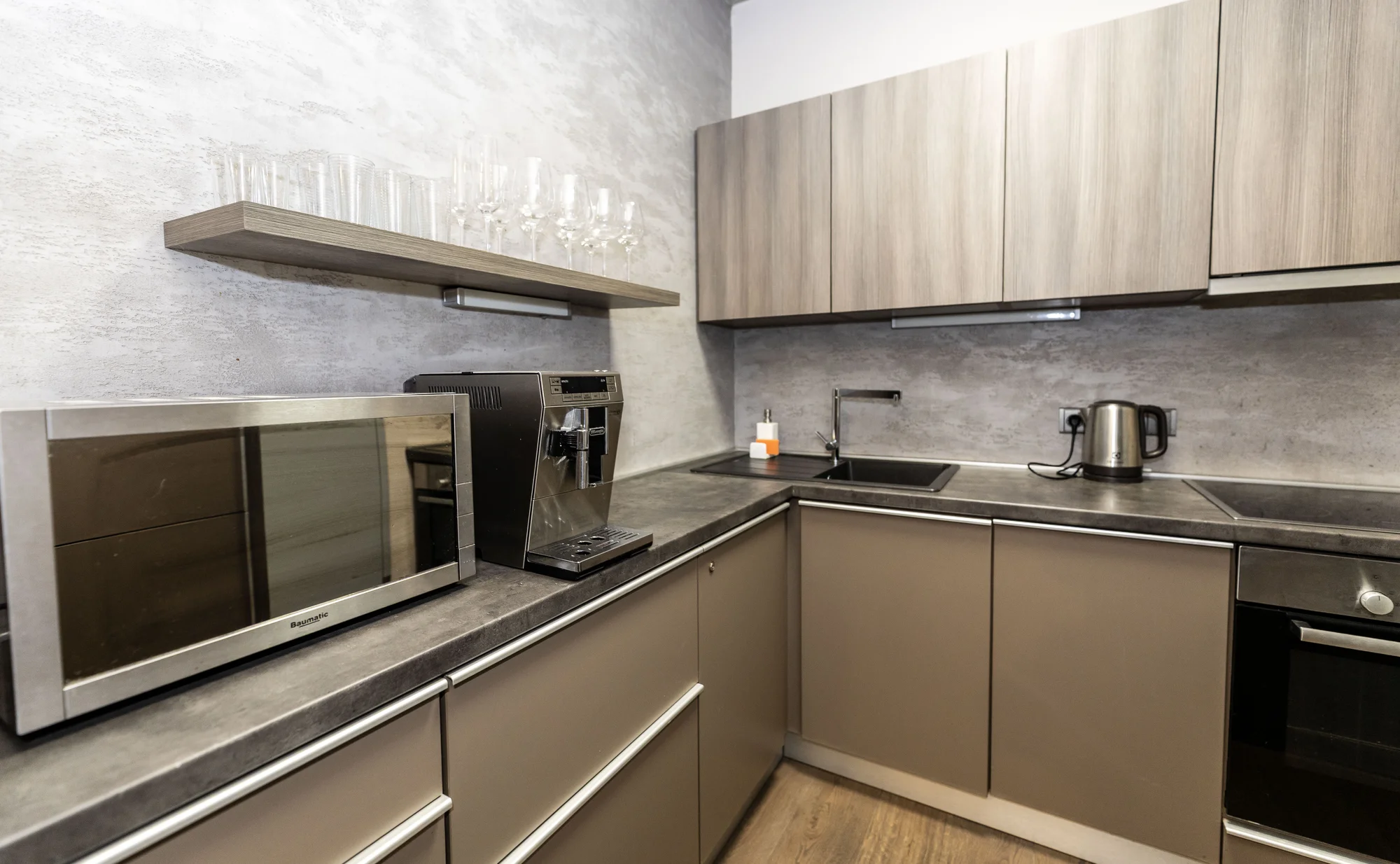 Moderní apartmán s vlastním wellness, bazénem a krbem ve Velkých Popovicích