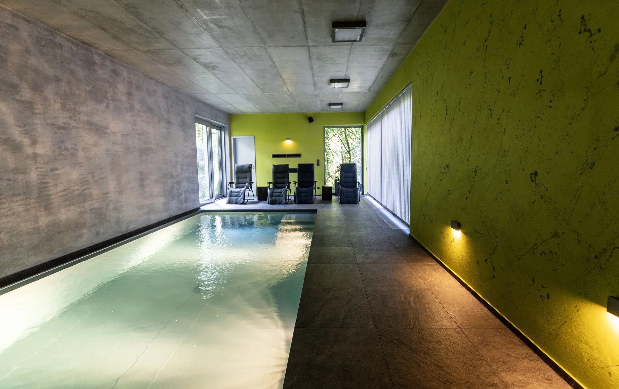 Moderní apartmán s vlastním wellness, bazénem a krbem ve Velkých Popovicích