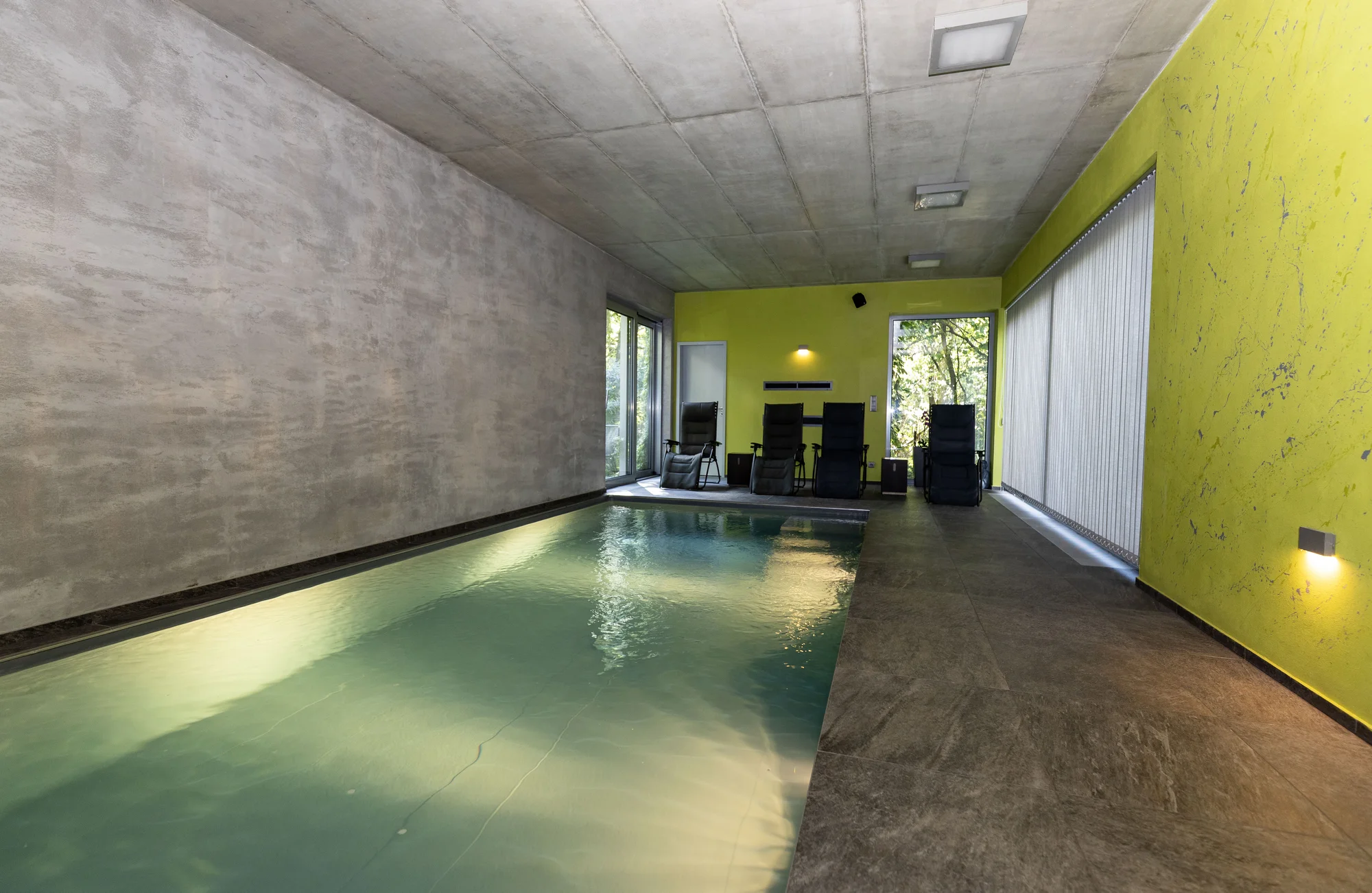 Moderní apartmán s vlastním wellness, bazénem a krbem ve Velkých Popovicích