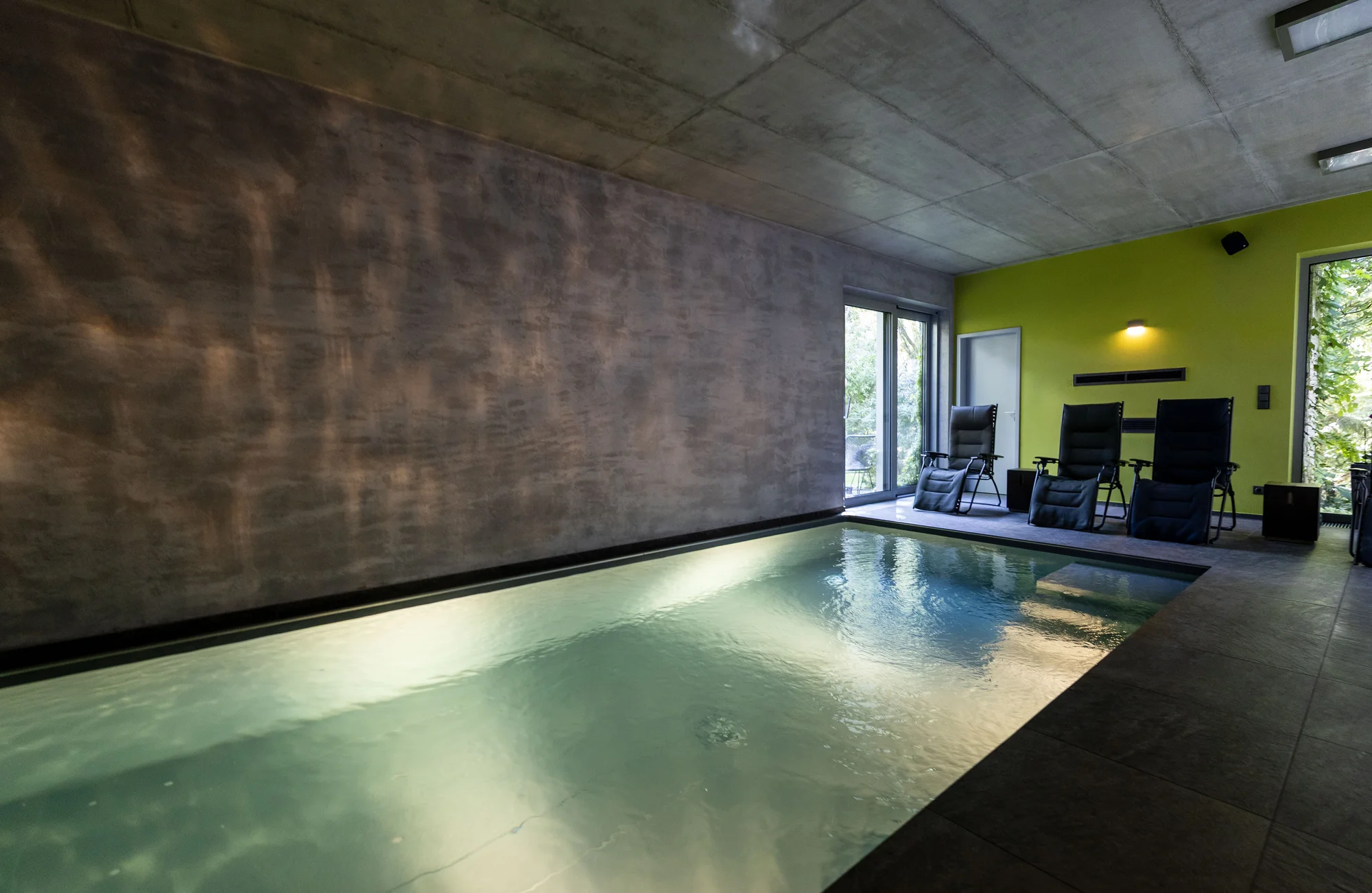 Moderní apartmán s vlastním wellness, bazénem a krbem ve Velkých Popovicích