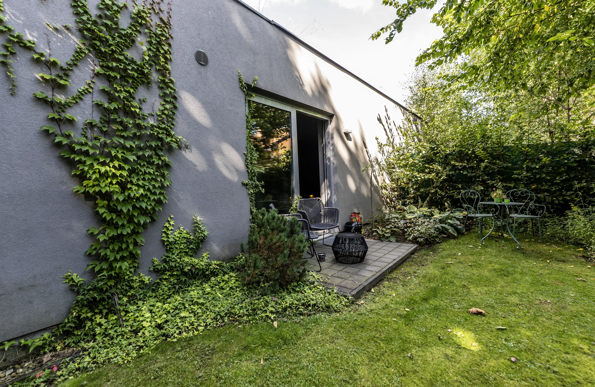 Moderní apartmán s vlastním wellness, bazénem a krbem ve Velkých Popovicích