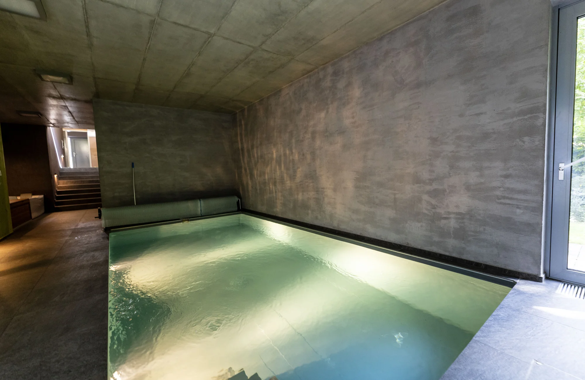 Moderní apartmán s vlastním wellness, bazénem a krbem ve Velkých Popovicích