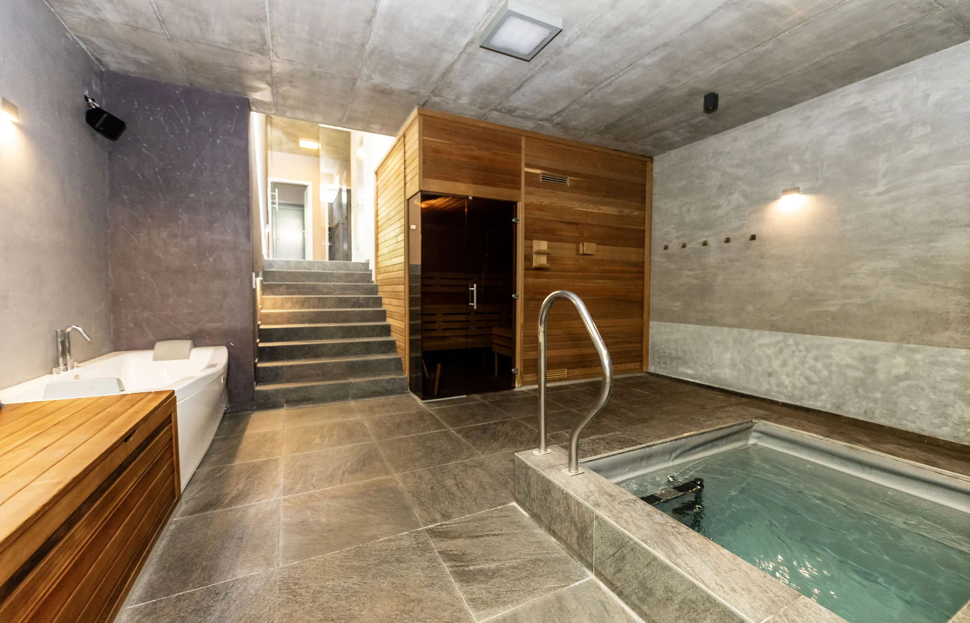 Moderní apartmán s vlastním wellness, bazénem a krbem ve Velkých Popovicích