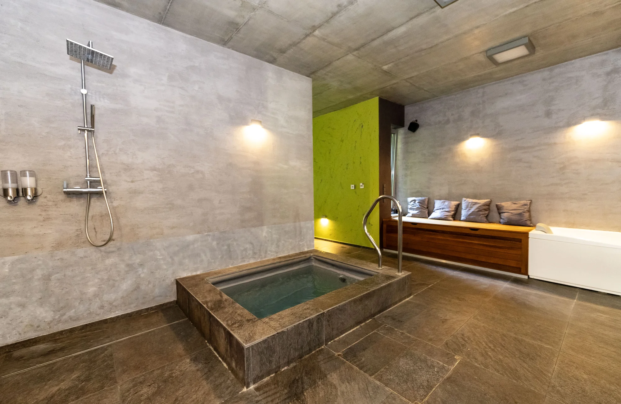 Moderní apartmán s vlastním wellness, bazénem a krbem ve Velkých Popovicích