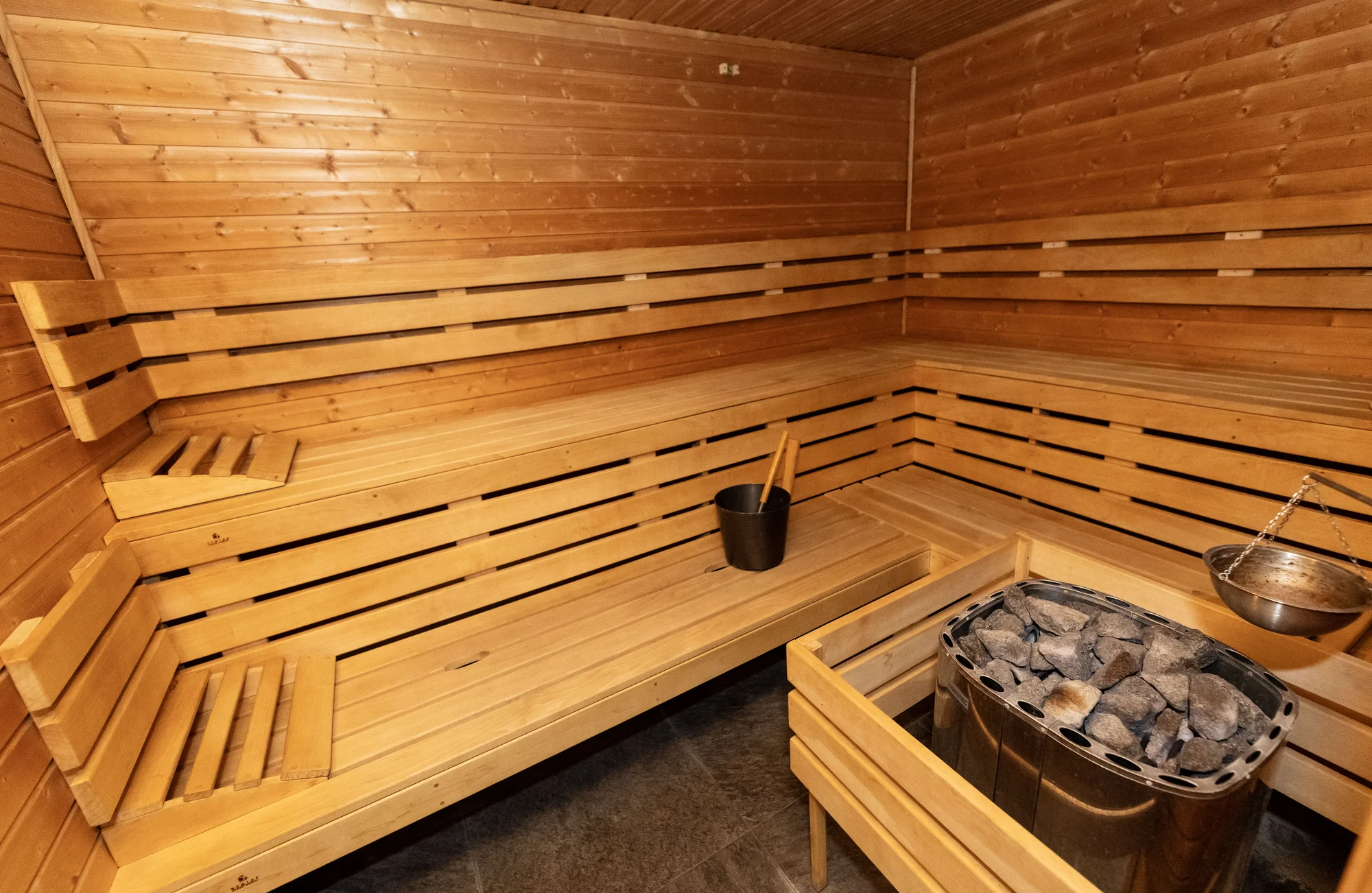 Moderní apartmán s vlastním wellness, bazénem a krbem ve Velkých Popovicích