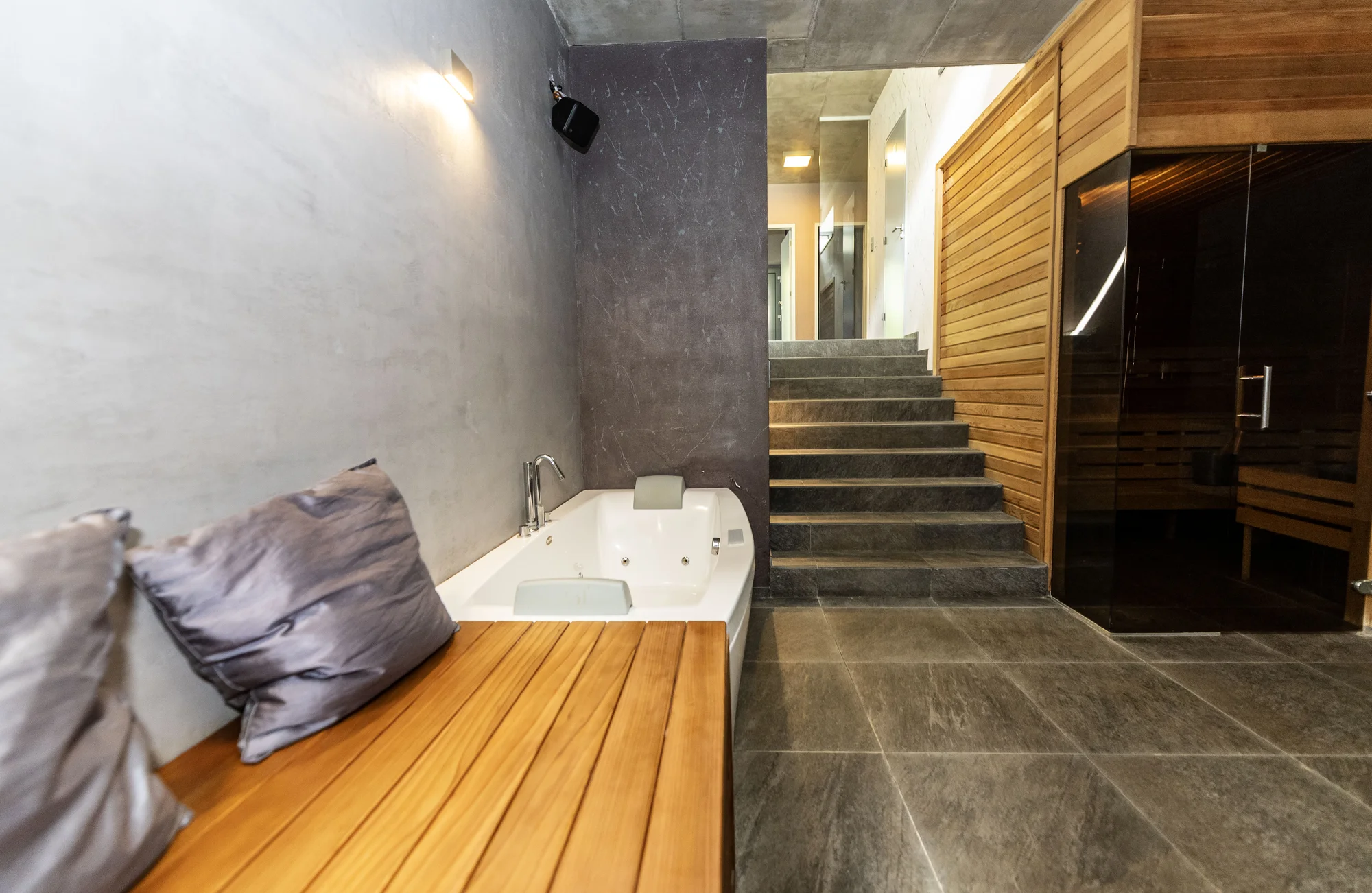 Moderní apartmán s vlastním wellness, bazénem a krbem ve Velkých Popovicích