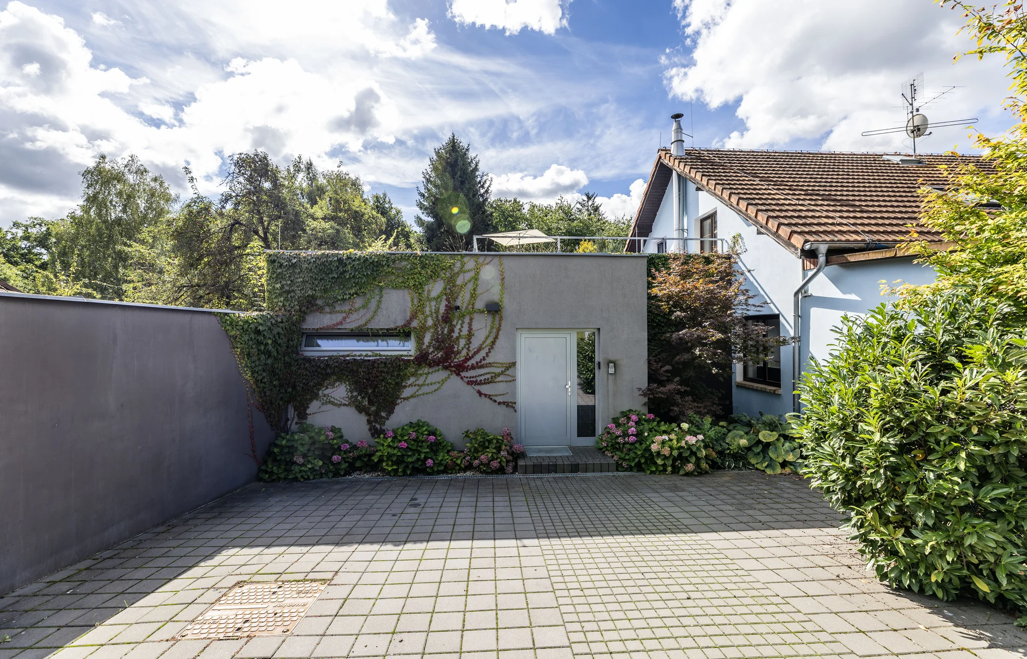 Moderní apartmán s vlastním wellness, bazénem a krbem ve Velkých Popovicích