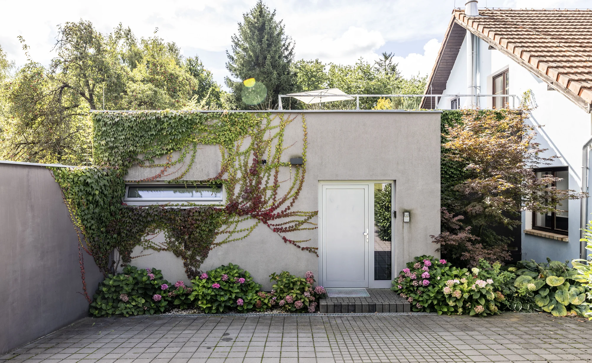 Moderní apartmán s vlastním wellness, bazénem a krbem ve Velkých Popovicích