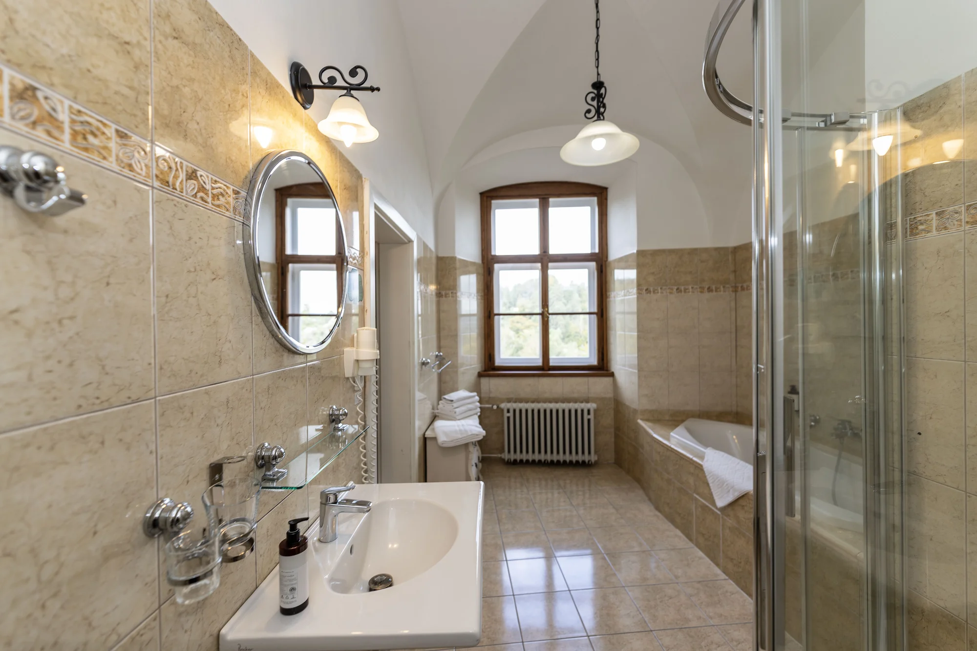 Zámek Hrubá Skála: polopenze, vstup do wellness i na vyhlídku, v ceně i procedury