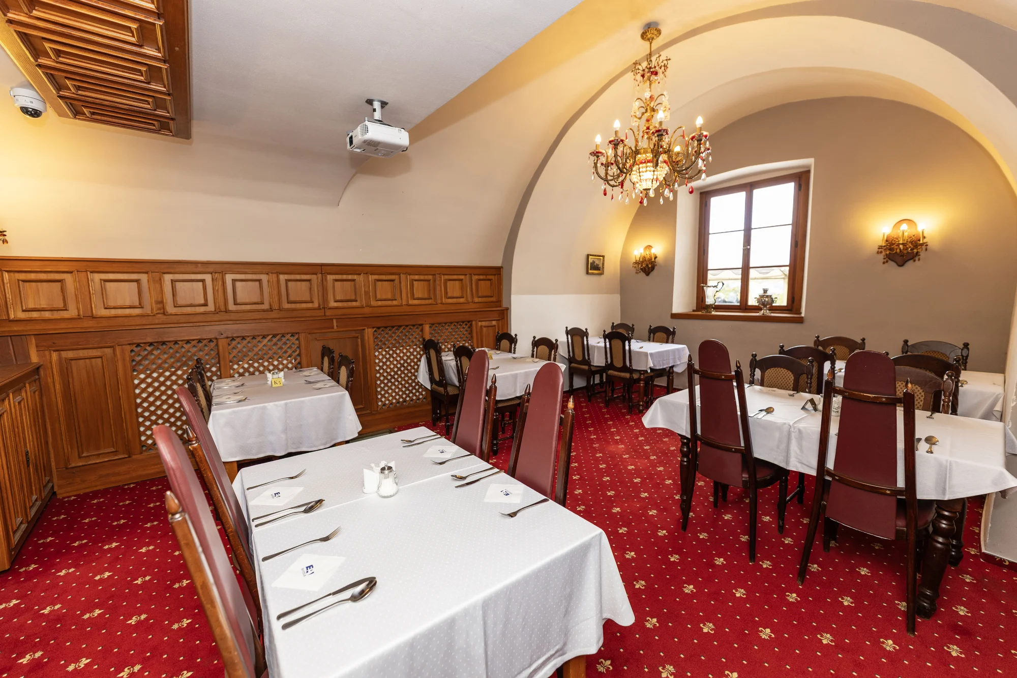 Zámek Hrubá Skála: polopenze, vstup do wellness i na vyhlídku, v ceně i procedury