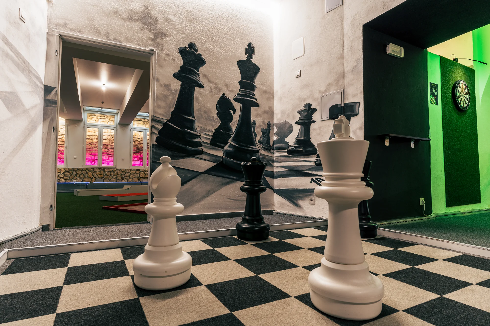 Indoor minigolf na Andělu: 18 jamek a neomezené hraní pro děti i dospělé