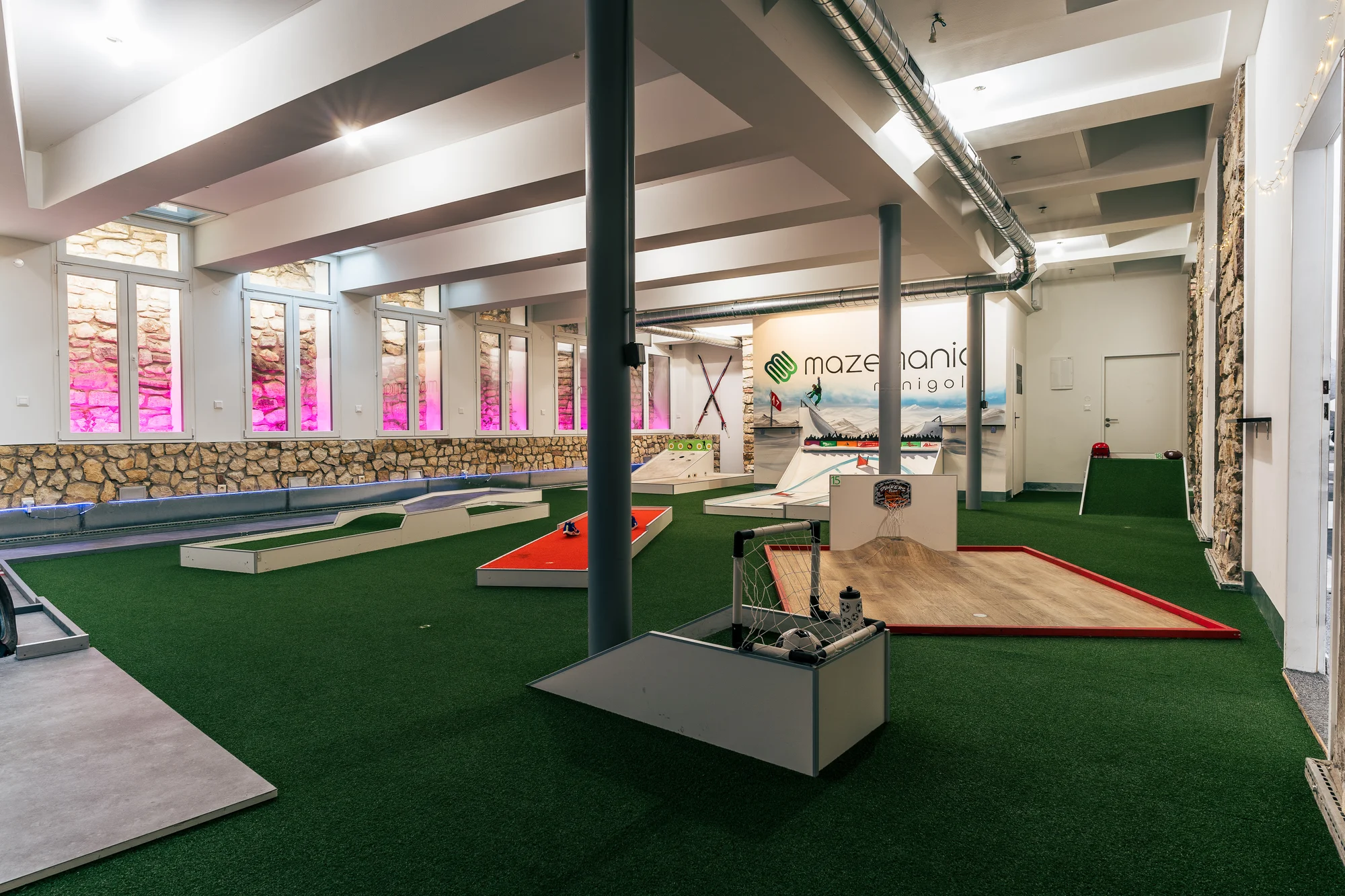 Indoor minigolf na Andělu: 18 jamek a neomezené hraní pro děti i dospělé