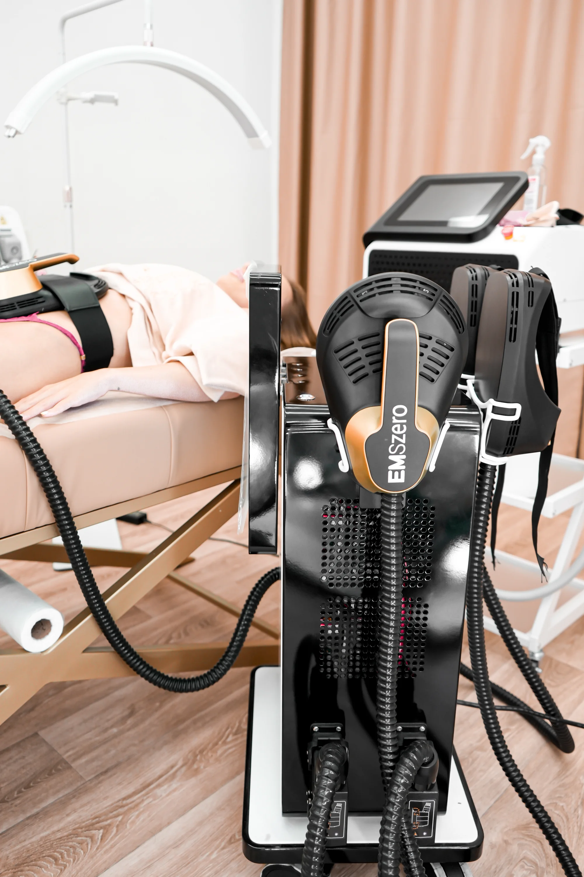 Zpevněte své tělo s revoluční procedurou EMS Zero Pro: 1 nebo až 10 ošetření