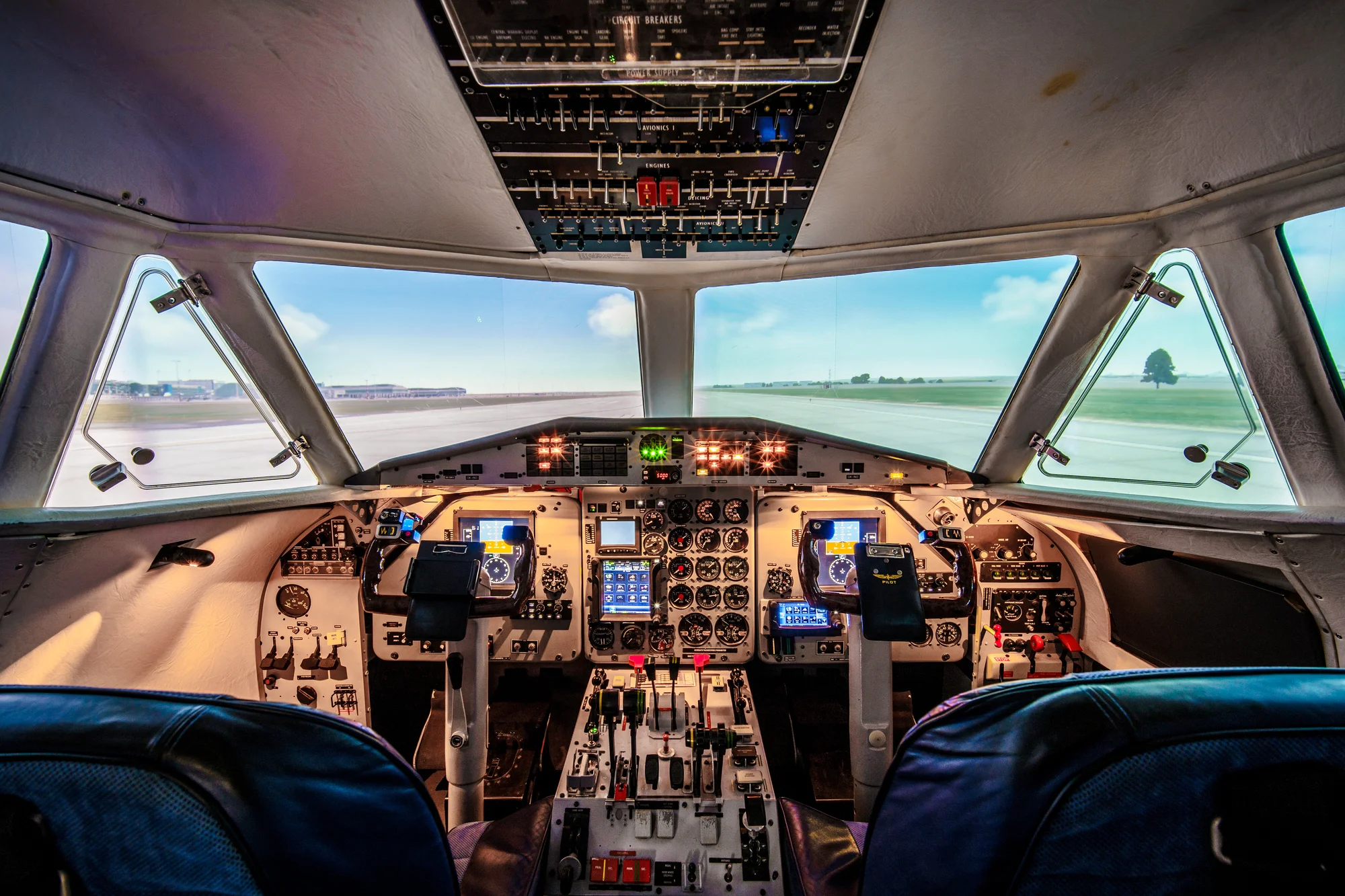 Simulátor letounu L410: 20-60 minut pilotování pro jednoho i romantický let pro dva