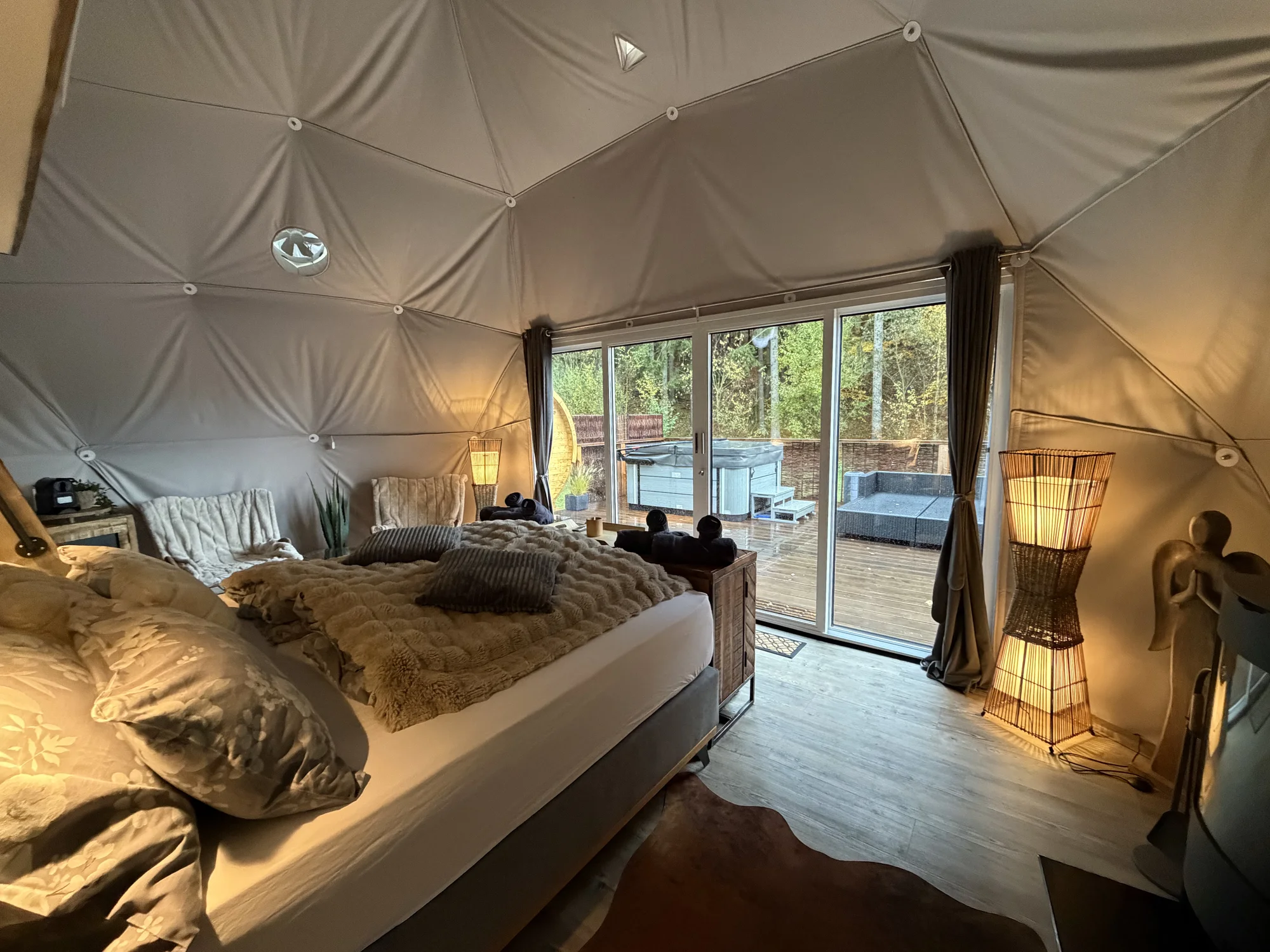 Luxusní glampingová kupole na východě Čech se saunou a vířivkou i snídaní