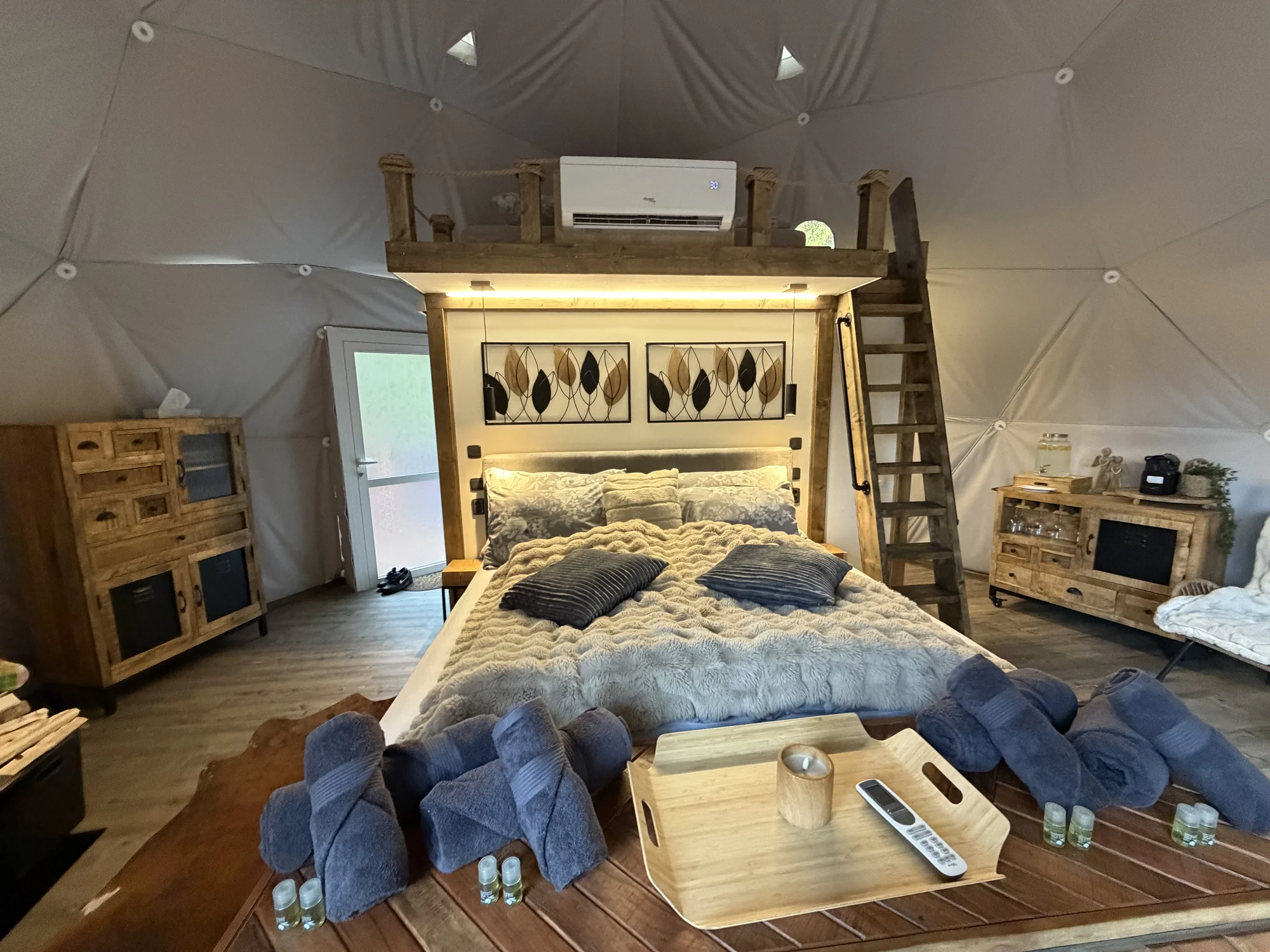 Luxusní glampingová kupole na východě Čech se saunou a vířivkou i snídaní