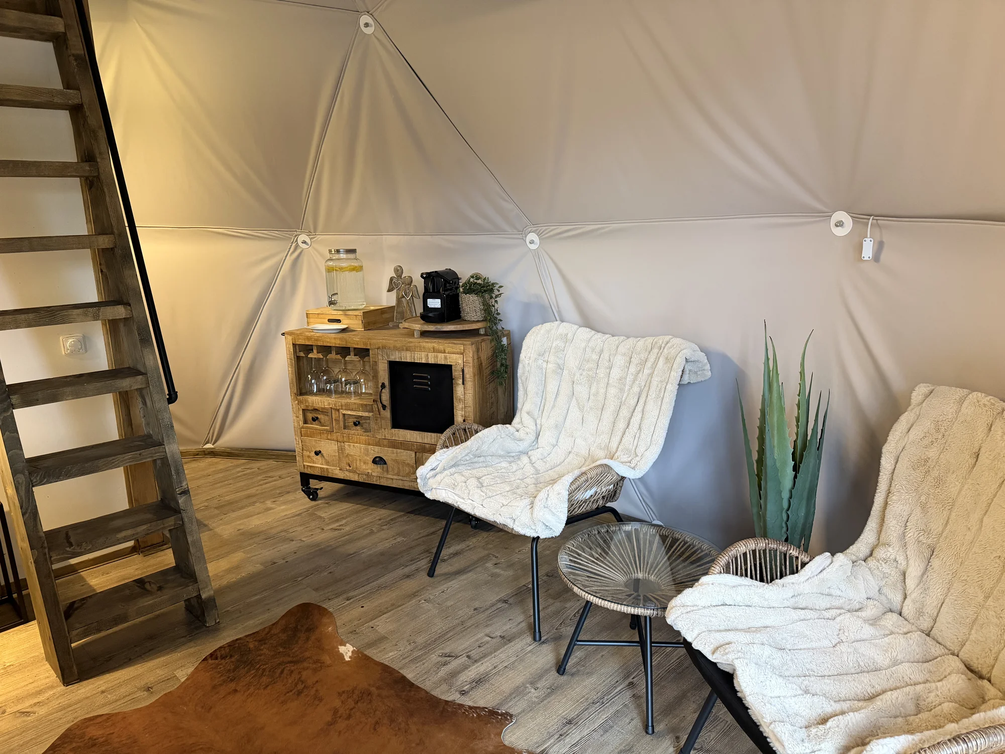 Luxusní glampingová kupole na východě Čech se saunou a vířivkou i snídaní