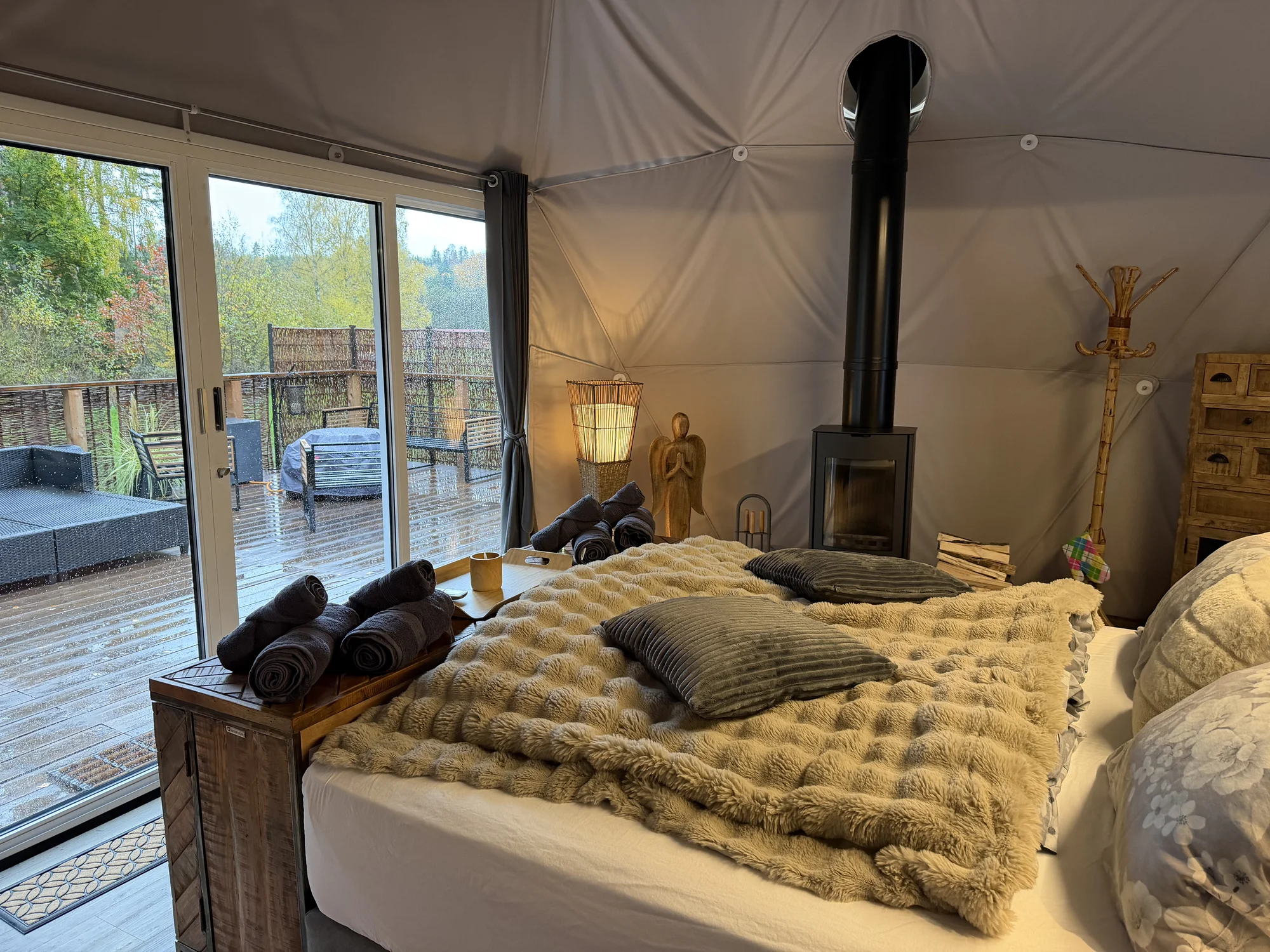 Luxusní glampingová kupole na východě Čech se saunou a vířivkou i snídaní