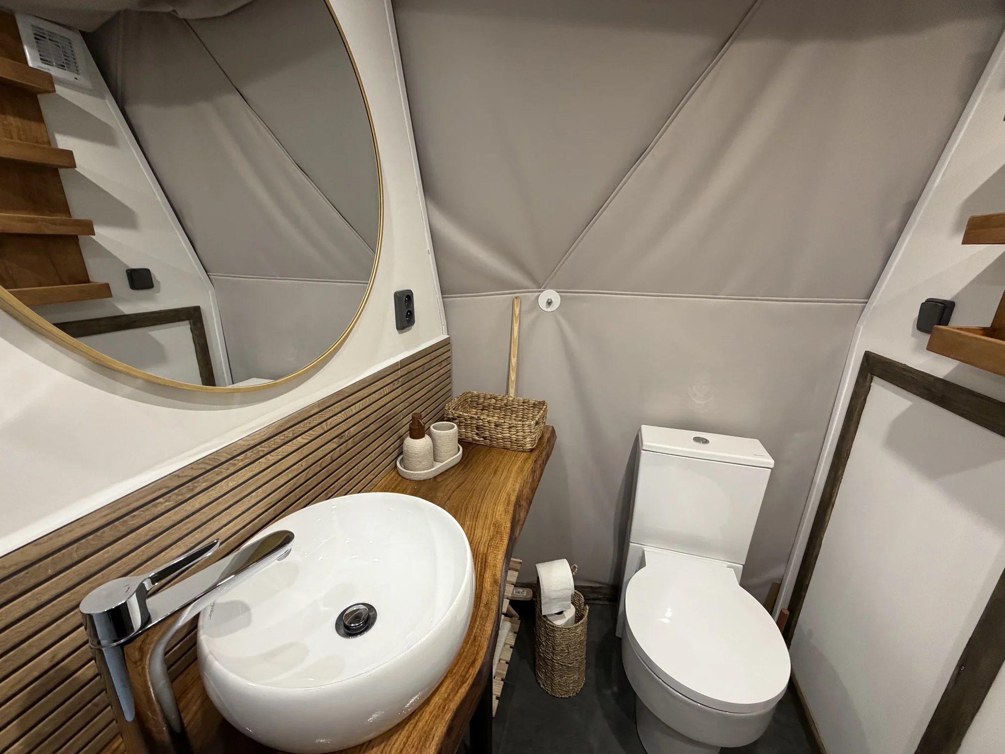 Luxusní glampingová kupole na východě Čech se saunou a vířivkou i snídaní