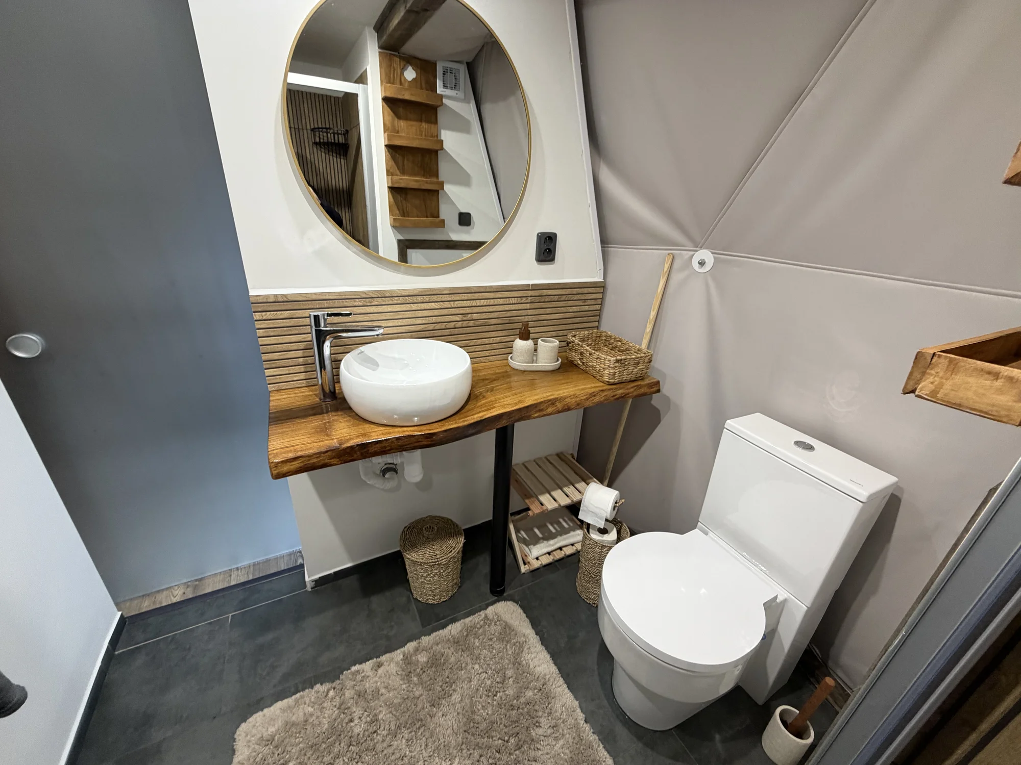 Luxusní glampingová kupole na východě Čech se saunou a vířivkou i snídaní