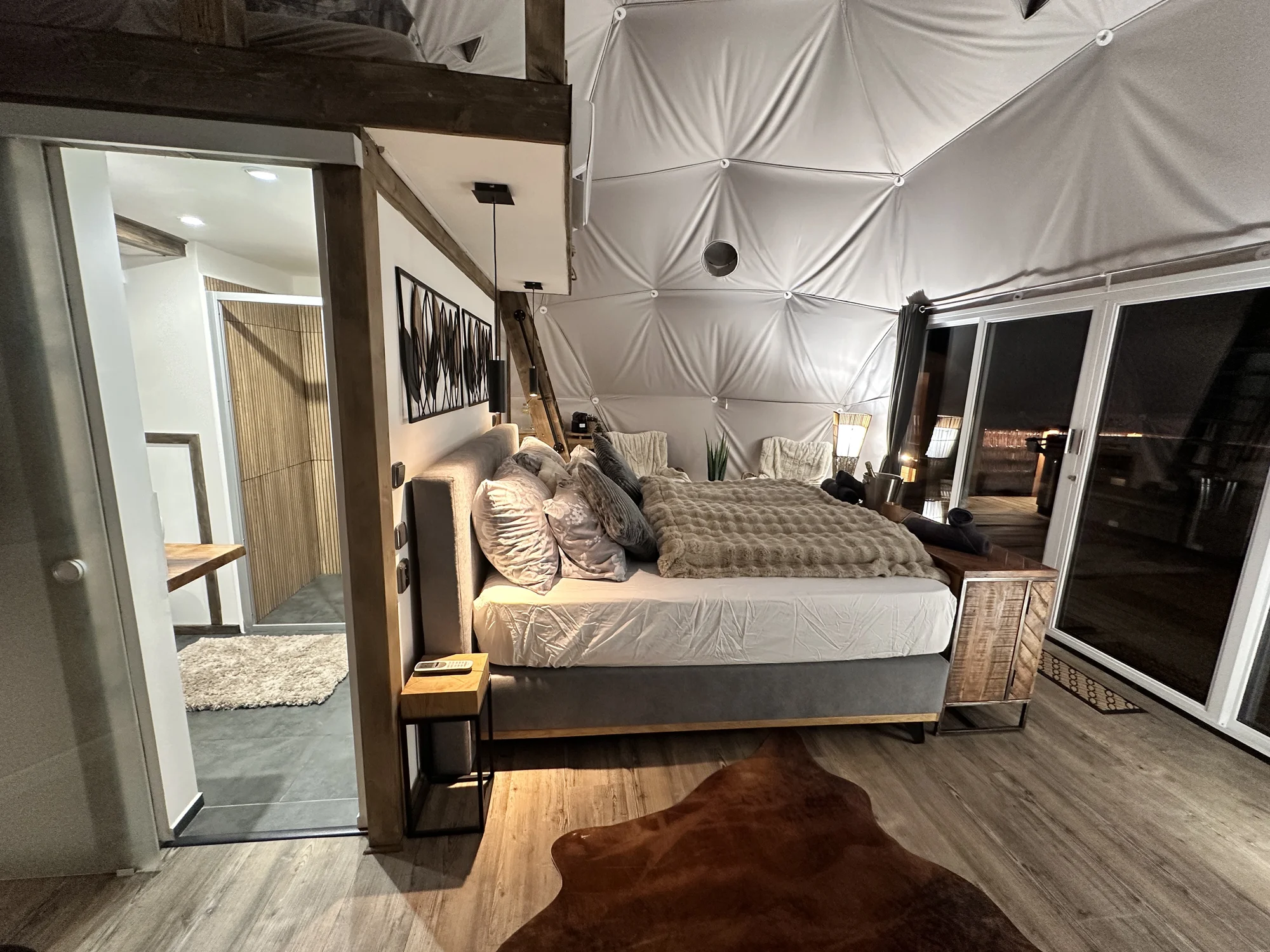 Luxusní glampingová kupole na východě Čech se saunou a vířivkou i snídaní