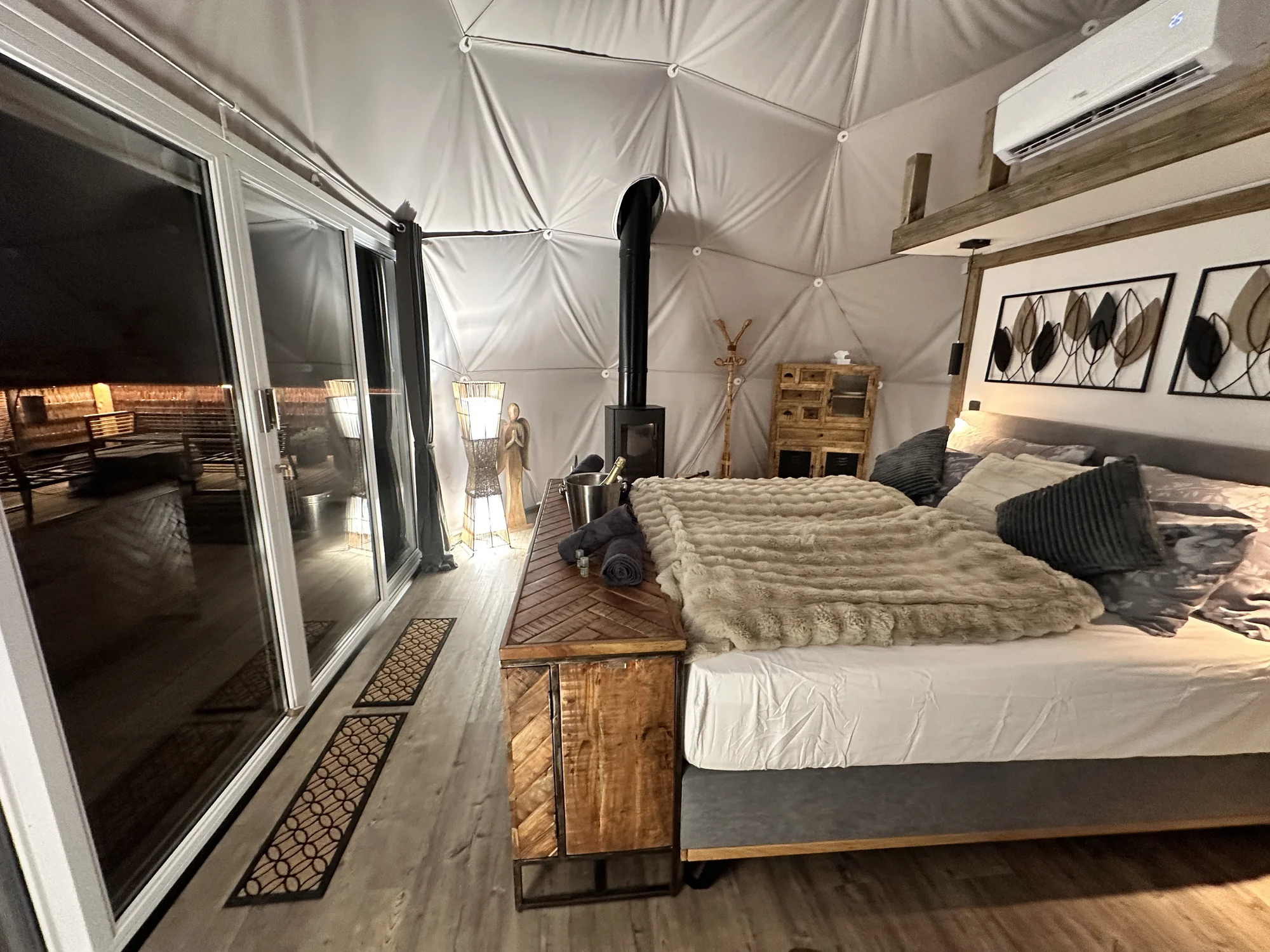 Luxusní glampingová kupole na východě Čech se saunou a vířivkou i snídaní