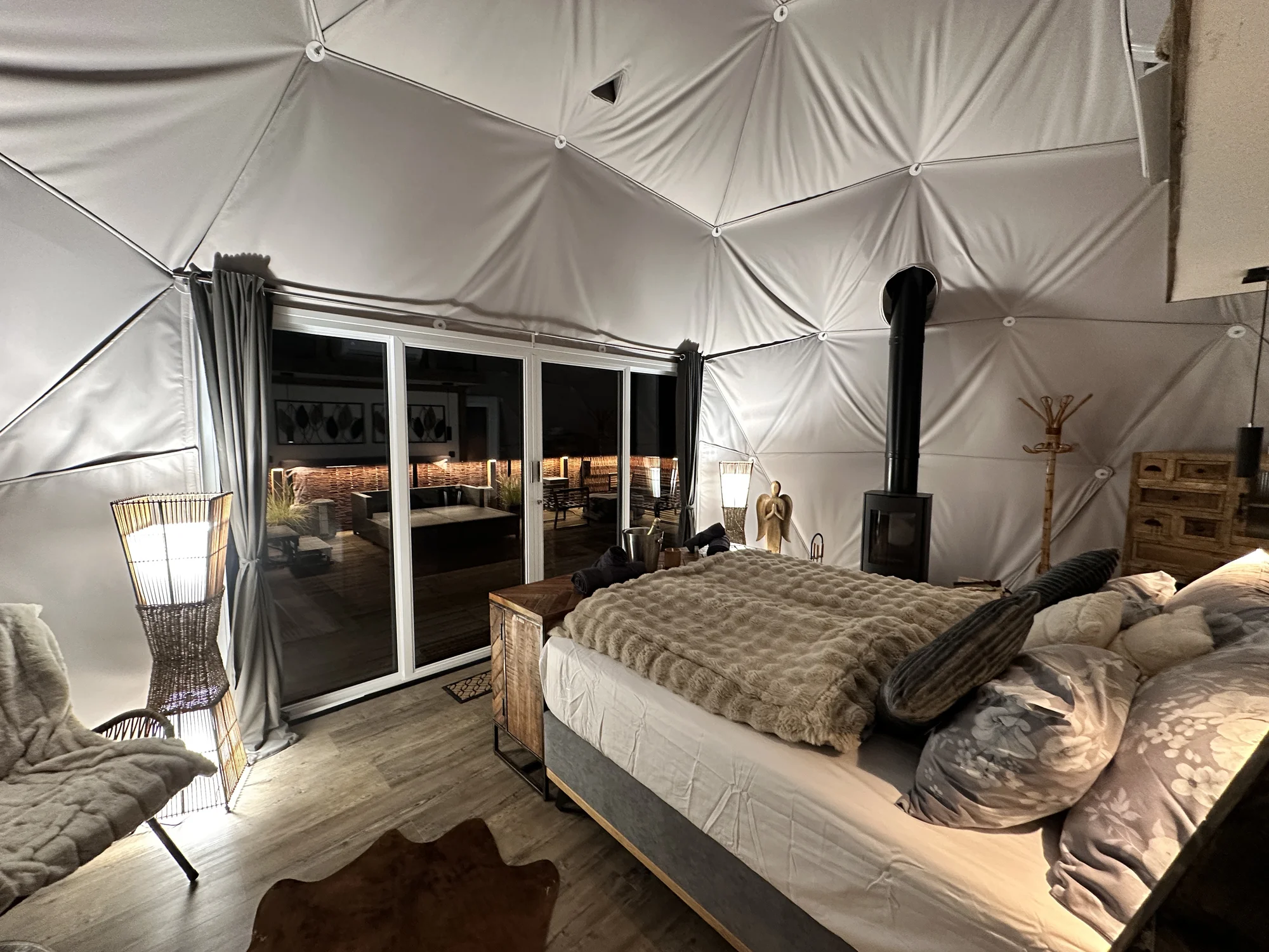 Luxusní glampingová kupole na východě Čech se saunou a vířivkou i snídaní