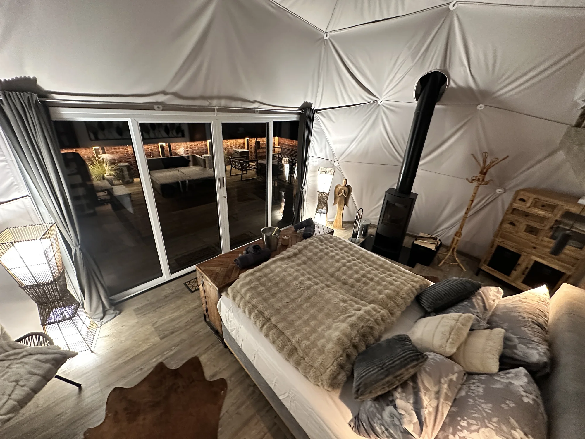 Luxusní glampingová kupole na východě Čech se saunou a vířivkou i snídaní