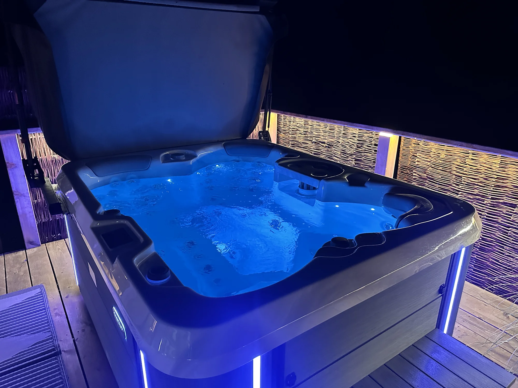 Luxusní glampingová kupole na východě Čech se saunou a vířivkou i snídaní