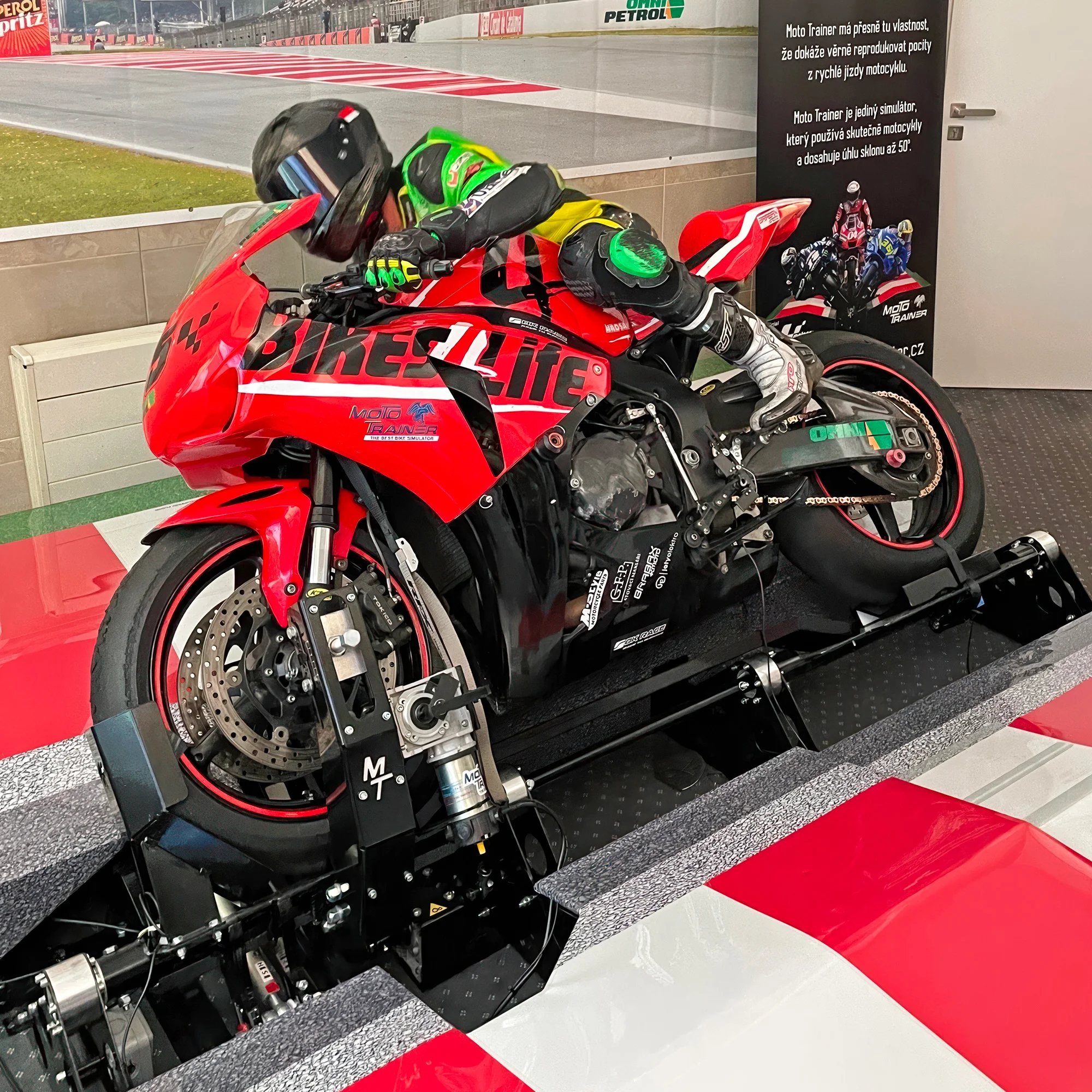 Jízda na oficiálním simulátoru Moto GP: až 90 min. adrenalinu pro 1-2 osoby