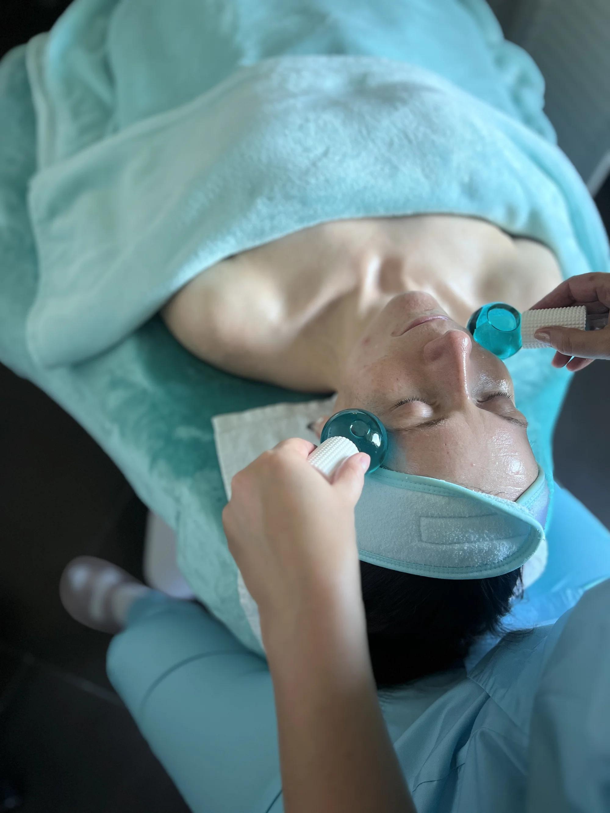 Jemný chemický peeling s AHA kyselinami nebo luxusní Golden Glow Ritual