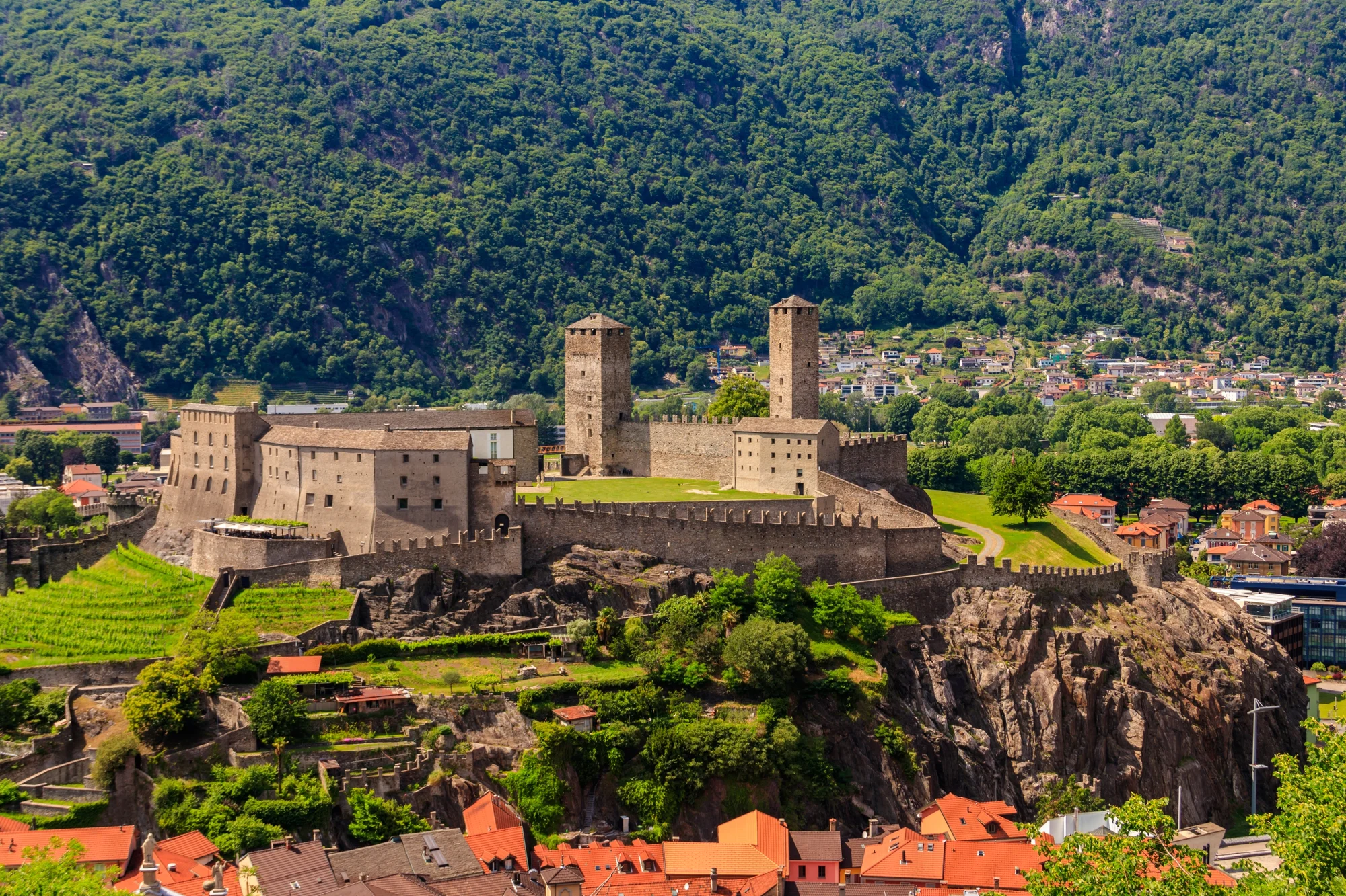 Jednodenní výlet do Švýcarska: města Bellinzona a Lugano s památkami UNESCO, doprava busem