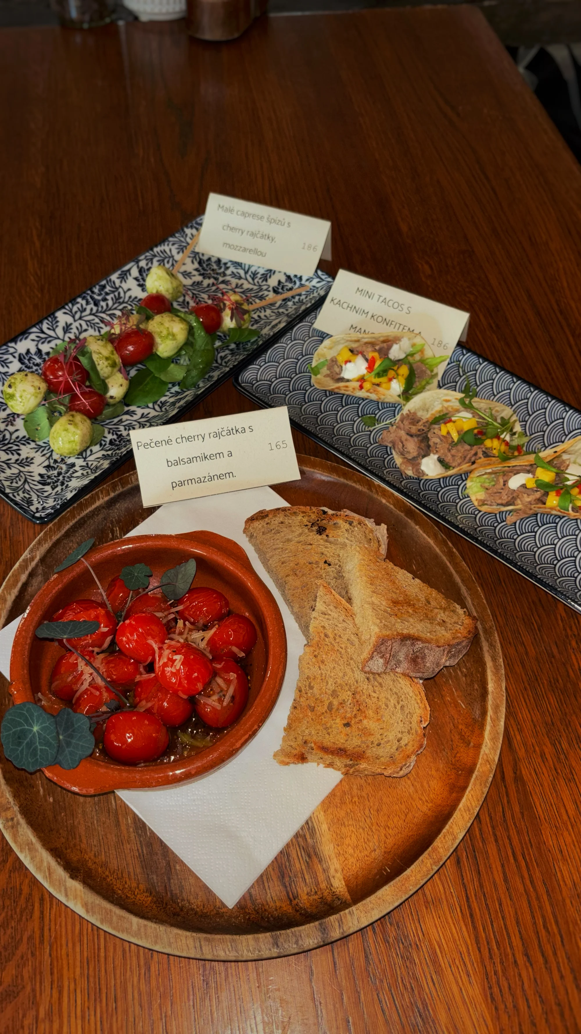 Degustace 1 až 3 druhů tapas se sklenkou vína nebo vinným párováním