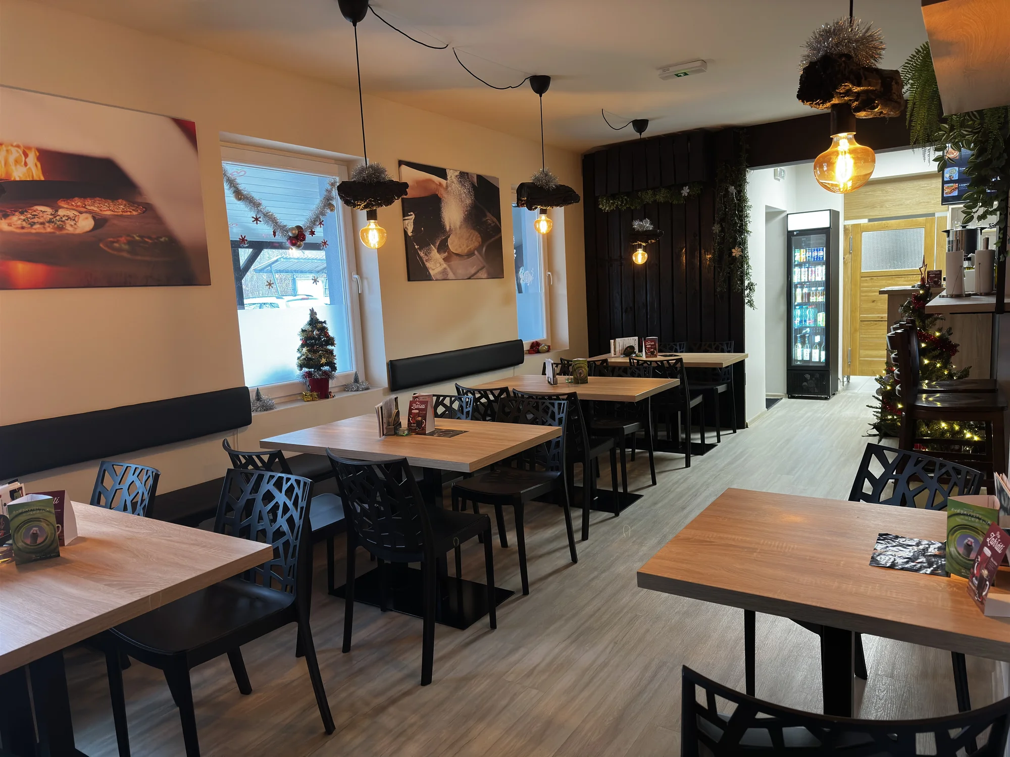 Americký set s žebry, kuřecími křídly a stripsy, burgerem a přílohami pro dva