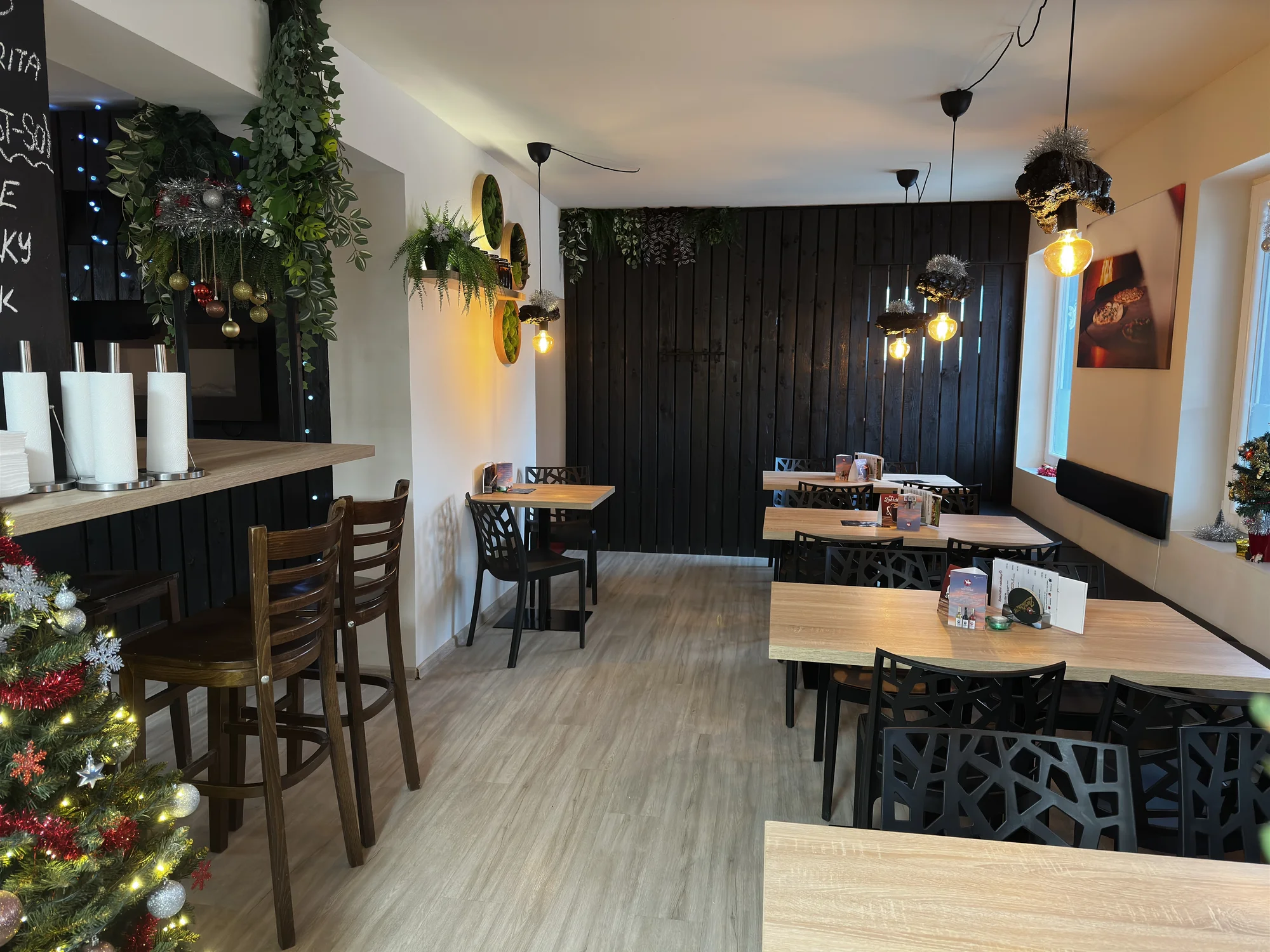 Americký set s žebry, kuřecími křídly a stripsy, burgerem a přílohami pro dva