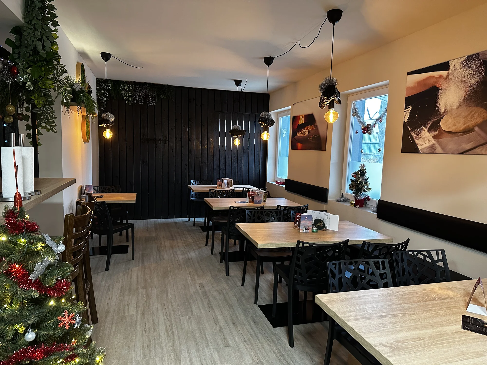 Americký set s žebry, kuřecími křídly a stripsy, burgerem a přílohami pro dva